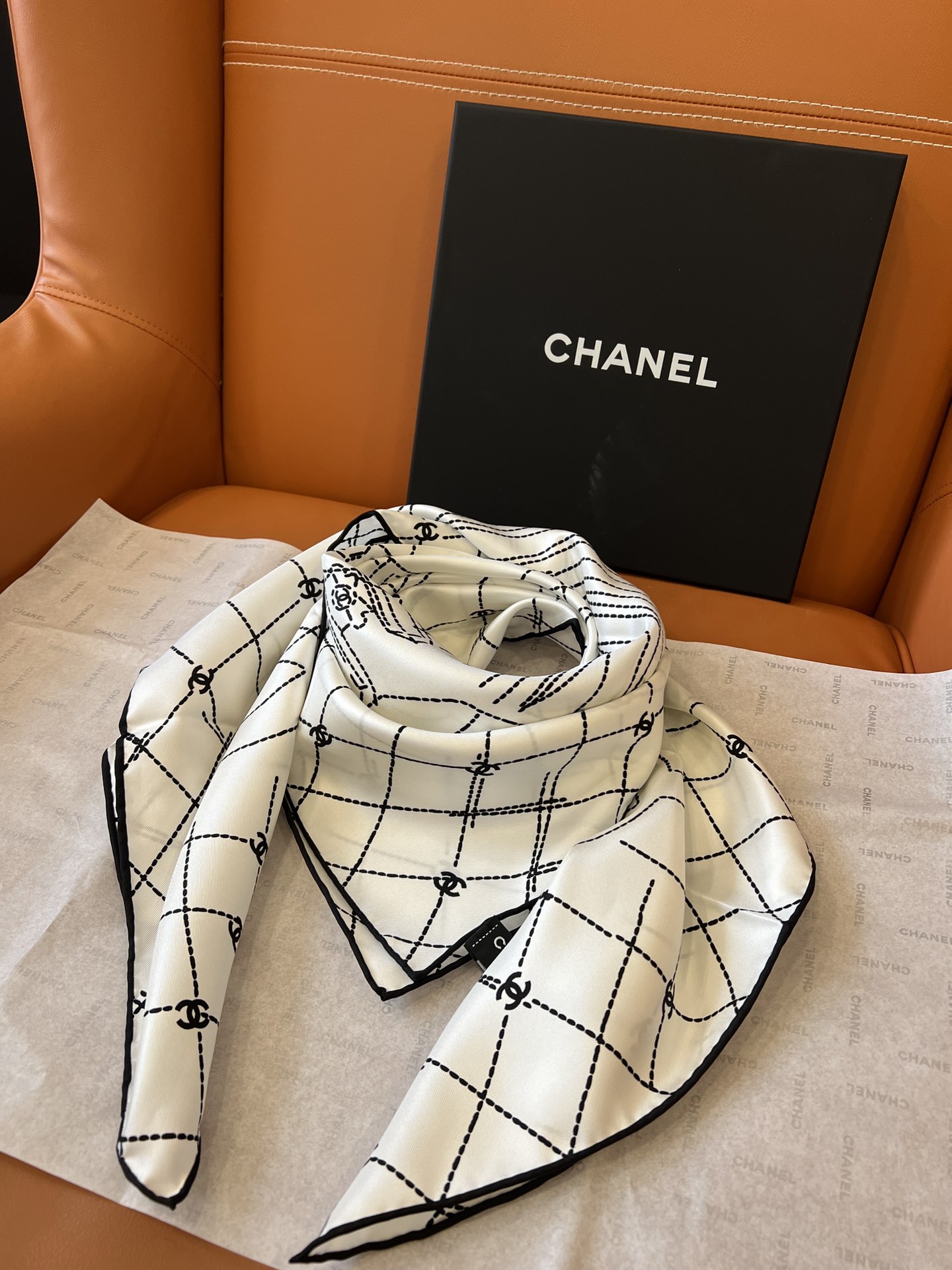 价格：（不含包装）
美爆了🖤一条布满了所有chanel小姐的爱物的丝巾
凭实力高调🫶全球限量
绝对不是花