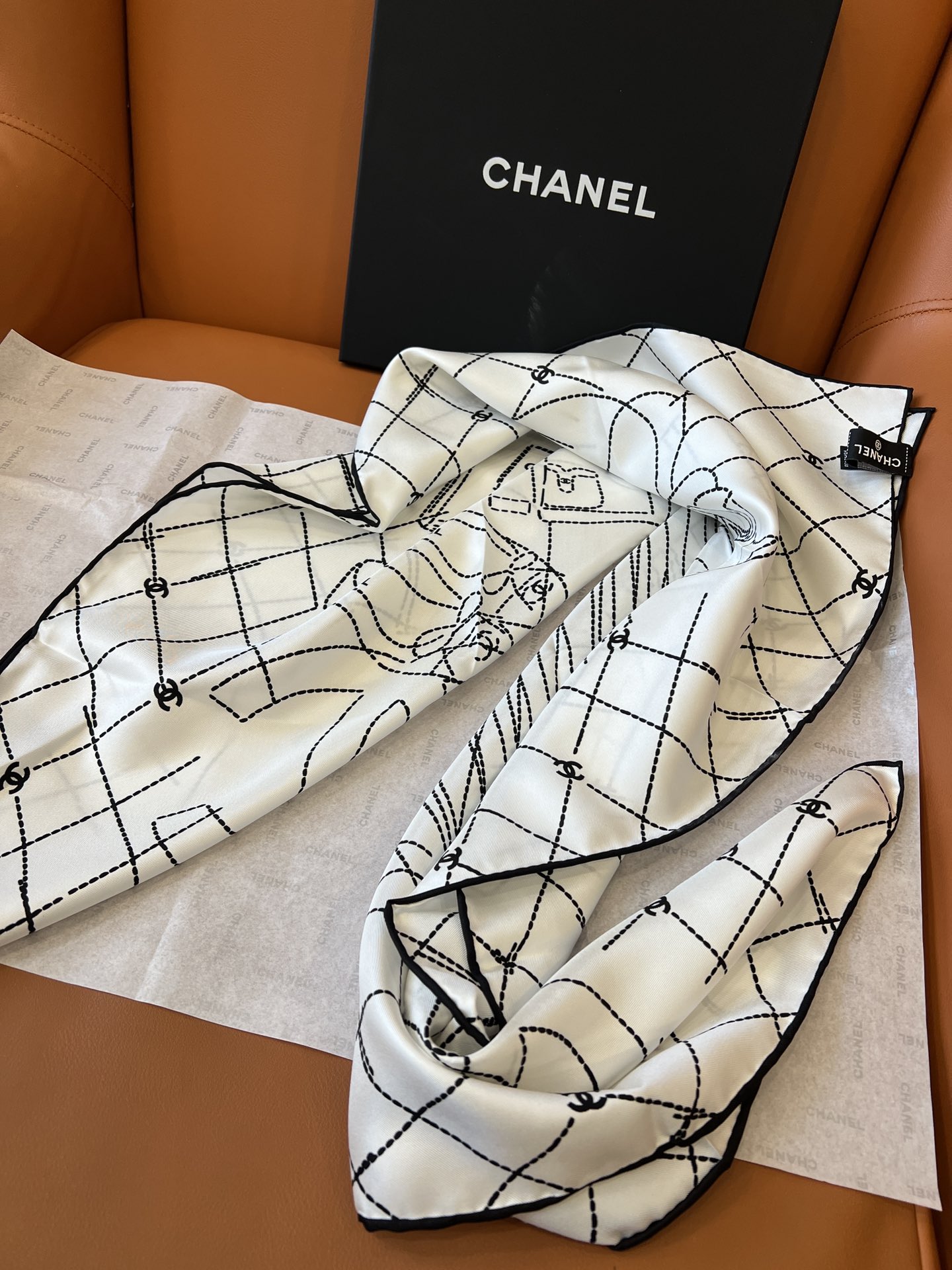 价格：（不含包装）
美爆了🖤一条布满了所有chanel小姐的爱物的丝巾
凭实力高调🫶全球限量
绝对不是花