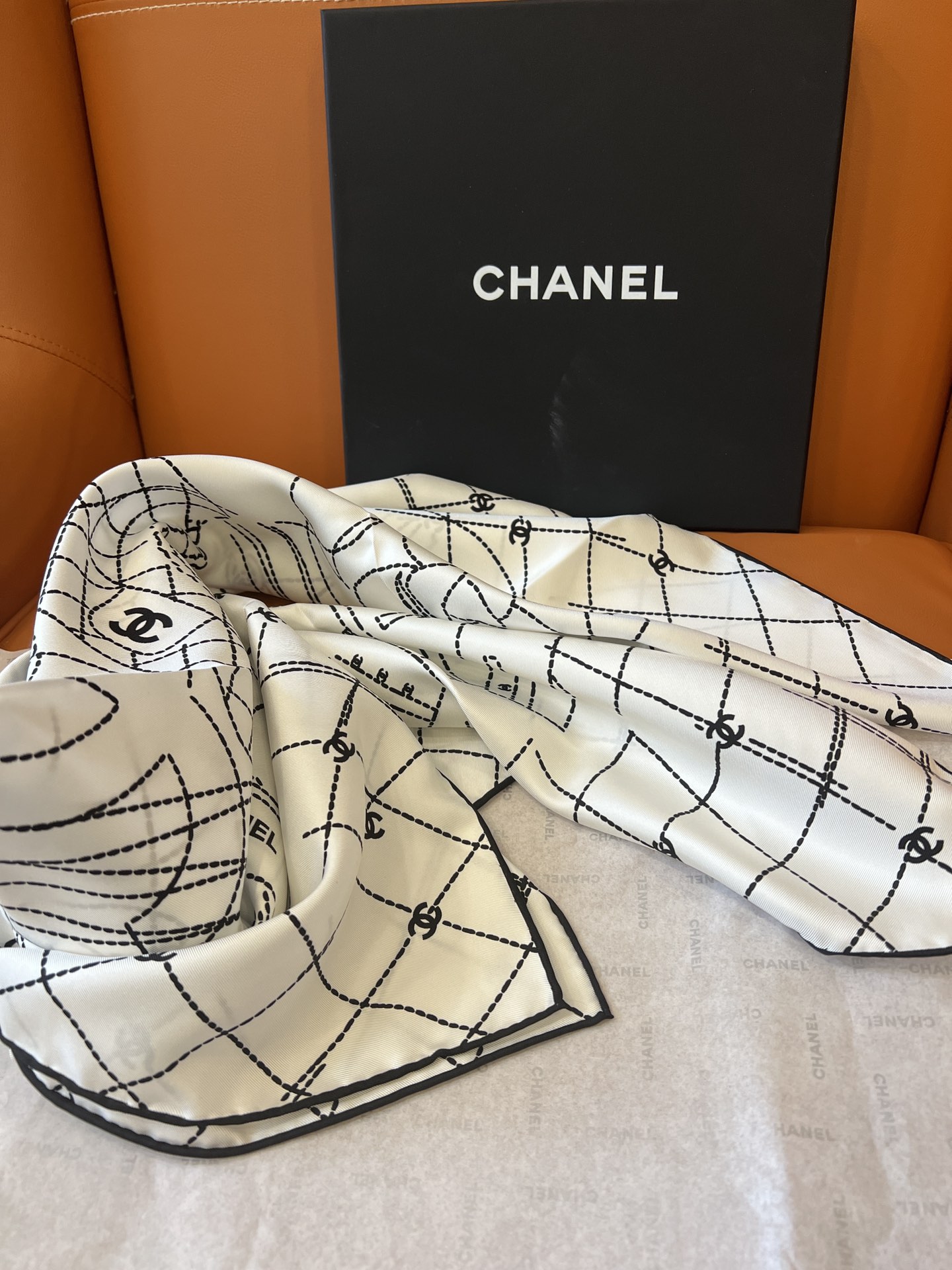 价格：（不含包装）
美爆了🖤一条布满了所有chanel小姐的爱物的丝巾
凭实力高调🫶全球限量
绝对不是花