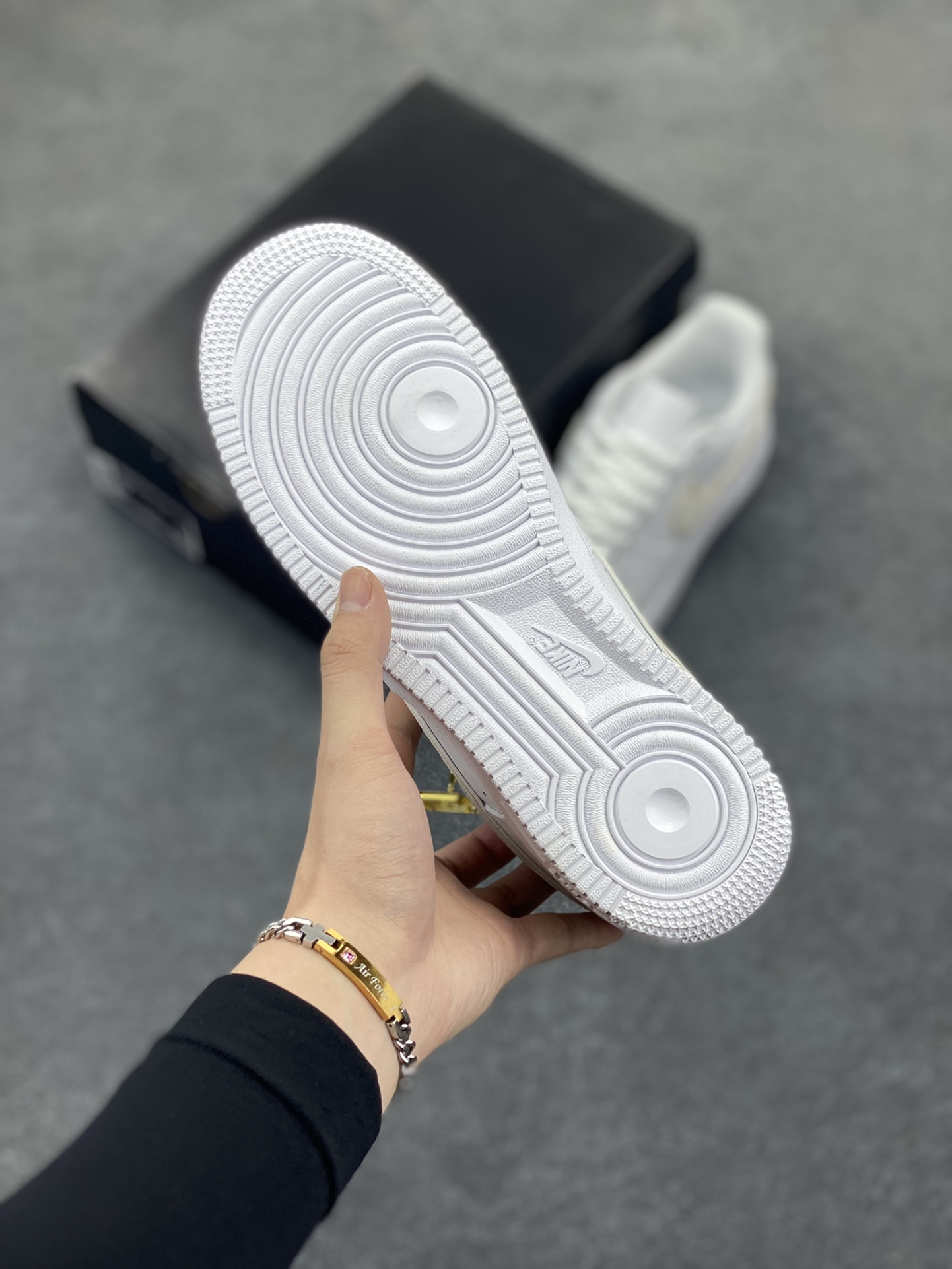 图片[5]-Nike Air Force 1 Low 空军一号低帮百搭休闲运动板鞋。柔软、弹性十足的缓震性能和出色的中底设计，横跨复古与现代的外型结合，造就出风靡全球三十多年的Force 1，直到今天还深受青睐。 货号：DD8960-100 尺码：36 37.5 38 39 40 41 42 43 44 45-选品中心