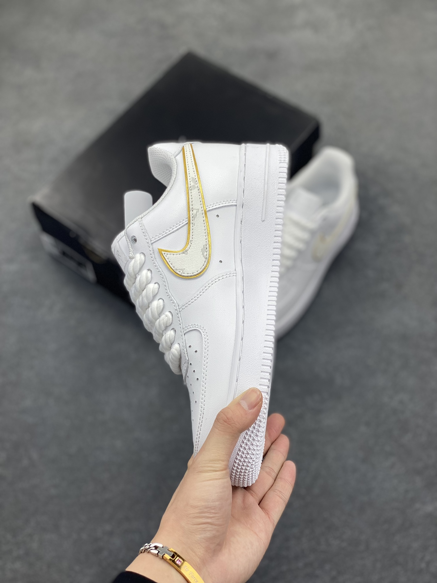 图片[3]-Nike Air Force 1 Low 空军一号低帮百搭休闲运动板鞋。柔软、弹性十足的缓震性能和出色的中底设计，横跨复古与现代的外型结合，造就出风靡全球三十多年的Force 1，直到今天还深受青睐。 货号：DD8960-100 尺码：36 37.5 38 39 40 41 42 43 44 45-选品中心
