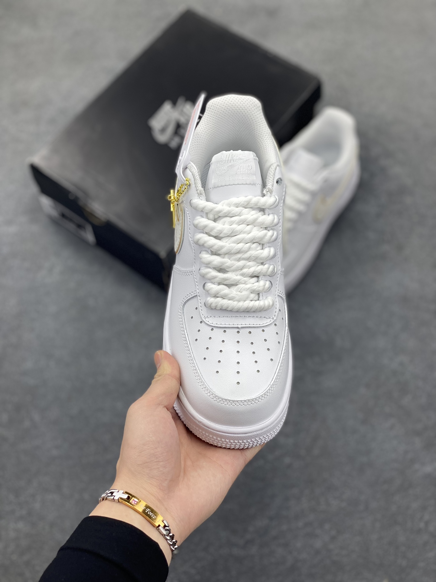 图片[2]-Nike Air Force 1 Low 空军一号低帮百搭休闲运动板鞋。柔软、弹性十足的缓震性能和出色的中底设计，横跨复古与现代的外型结合，造就出风靡全球三十多年的Force 1，直到今天还深受青睐。 货号：DD8960-100 尺码：36 37.5 38 39 40 41 42 43 44 45-选品中心