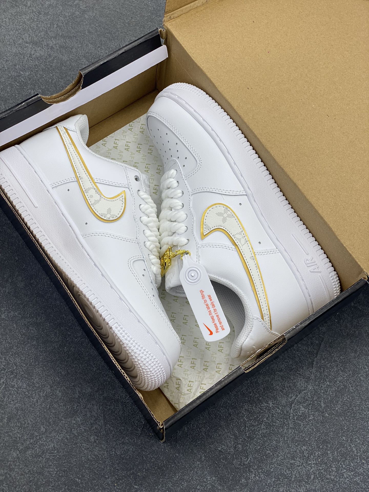 图片[9]-Nike Air Force 1 Low 空军一号低帮百搭休闲运动板鞋。柔软、弹性十足的缓震性能和出色的中底设计，横跨复古与现代的外型结合，造就出风靡全球三十多年的Force 1，直到今天还深受青睐。 货号：DD8960-100 尺码：36 37.5 38 39 40 41 42 43 44 45-选品中心
