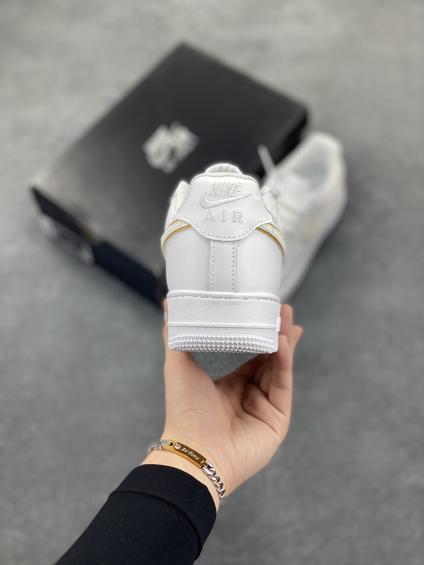图片[4]-Nike Air Force 1 Low 空军一号低帮百搭休闲运动板鞋。柔软、弹性十足的缓震性能和出色的中底设计，横跨复古与现代的外型结合，造就出风靡全球三十多年的Force 1，直到今天还深受青睐。 货号：DD8960-100 尺码：36 37.5 38 39 40 41 42 43 44 45-选品中心
