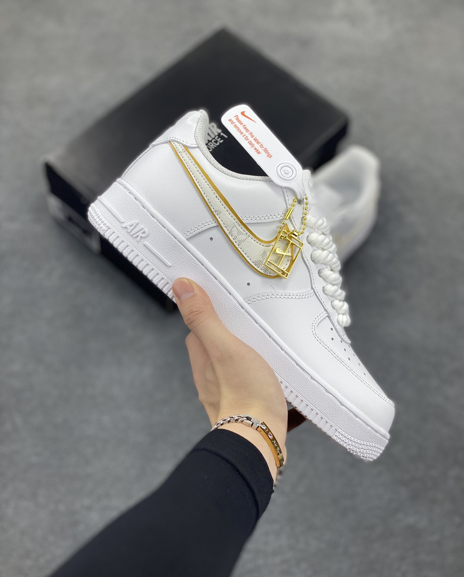 Nike Air Force 1 Low 空军一号低帮百搭休闲运动板鞋。柔软、弹性十足的缓震性能和出色的中底设计,横跨复古与现代的外型结合,造就出风靡全球三十多年的Force 1,直到今天还深受青睐。 货号:DD8960-100 尺码:36 37.5 38 39 40 41 42 43 44 45-选品中心