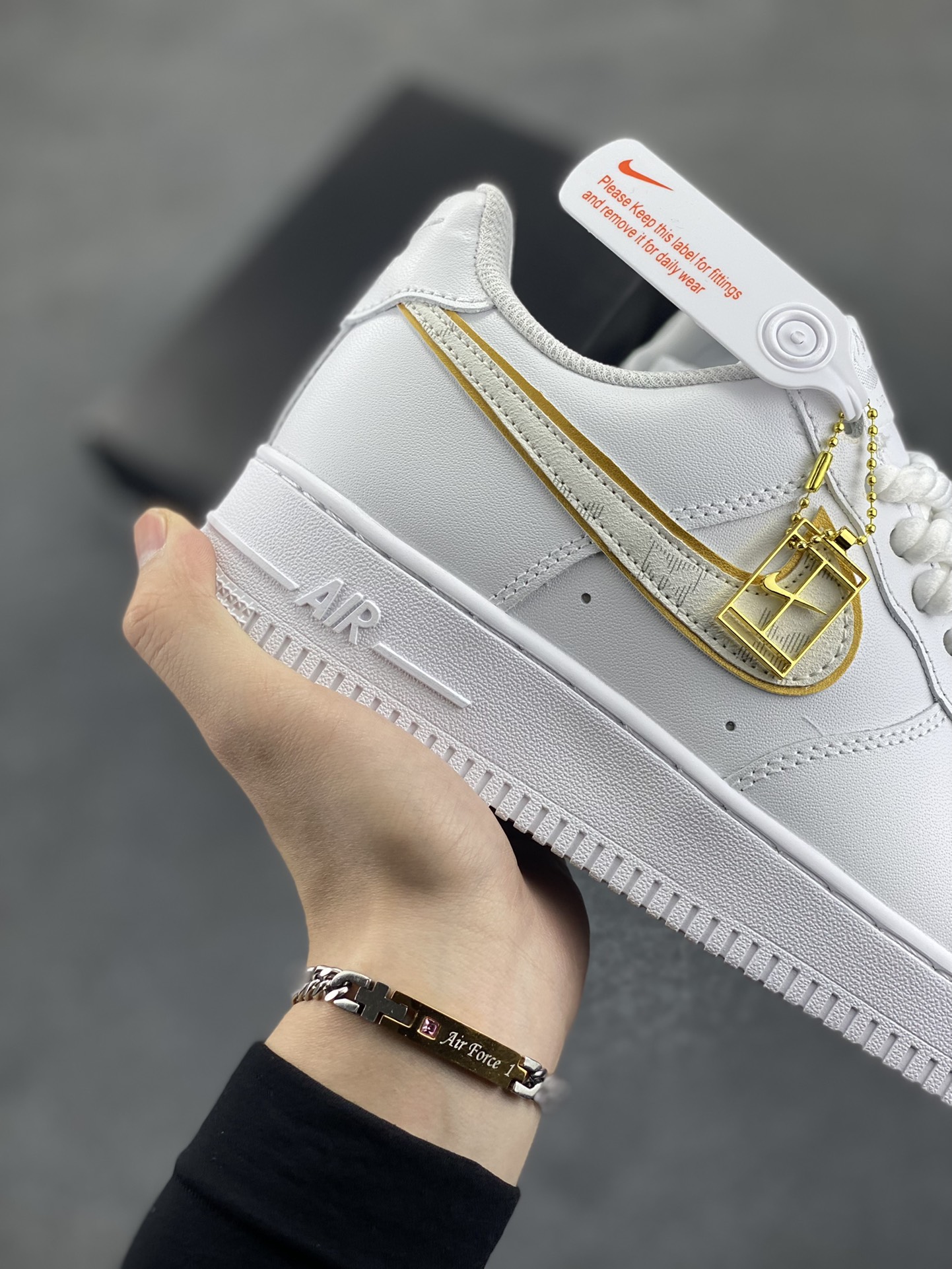 图片[6]-Nike Air Force 1 Low 空军一号低帮百搭休闲运动板鞋。柔软、弹性十足的缓震性能和出色的中底设计，横跨复古与现代的外型结合，造就出风靡全球三十多年的Force 1，直到今天还深受青睐。 货号：DD8960-100 尺码：36 37.5 38 39 40 41 42 43 44 45-选品中心