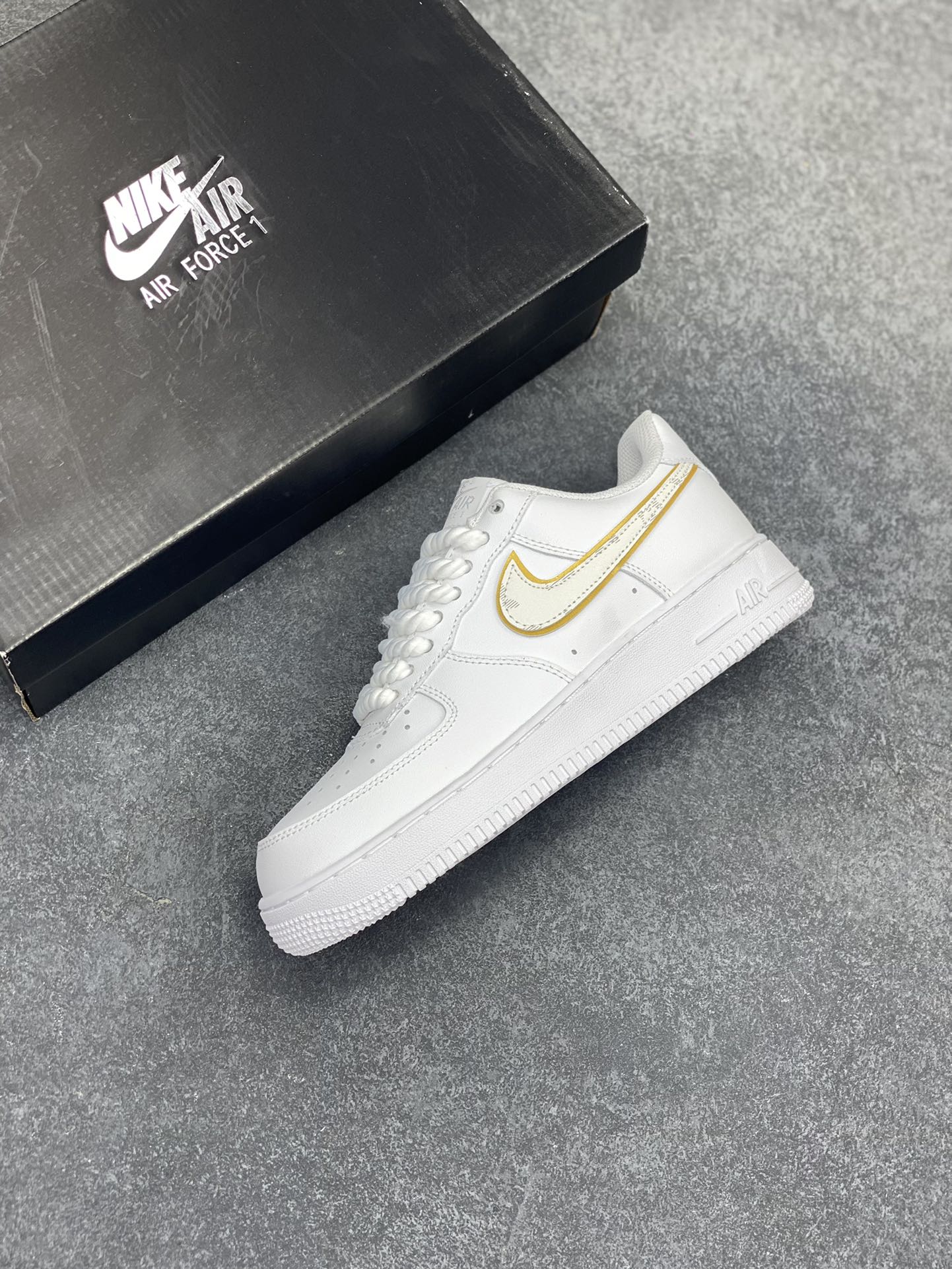 图片[7]-Nike Air Force 1 Low 空军一号低帮百搭休闲运动板鞋。柔软、弹性十足的缓震性能和出色的中底设计，横跨复古与现代的外型结合，造就出风靡全球三十多年的Force 1，直到今天还深受青睐。 货号：DD8960-100 尺码：36 37.5 38 39 40 41 42 43 44 45-选品中心