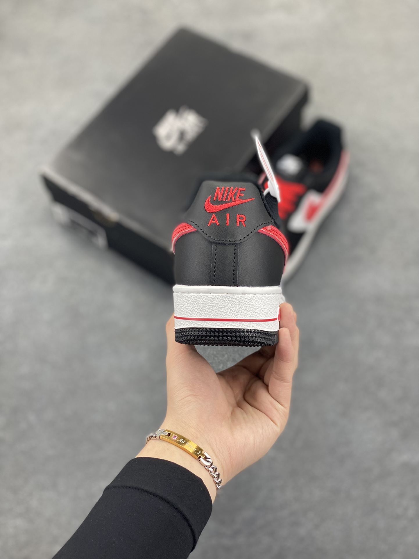图片[4]-Nike Air Force 1 Low 空军一号低帮百搭休闲运动板鞋。柔软、弹性十足的缓震性能和出色的中底设计，横跨复古与现代的外型结合，造就出风靡全球三十多年的Force 1，直到今天还深受青睐。 货号：DV0788-100 尺码：36 37.5 38 39 40 41 42 43 44 45-选品中心