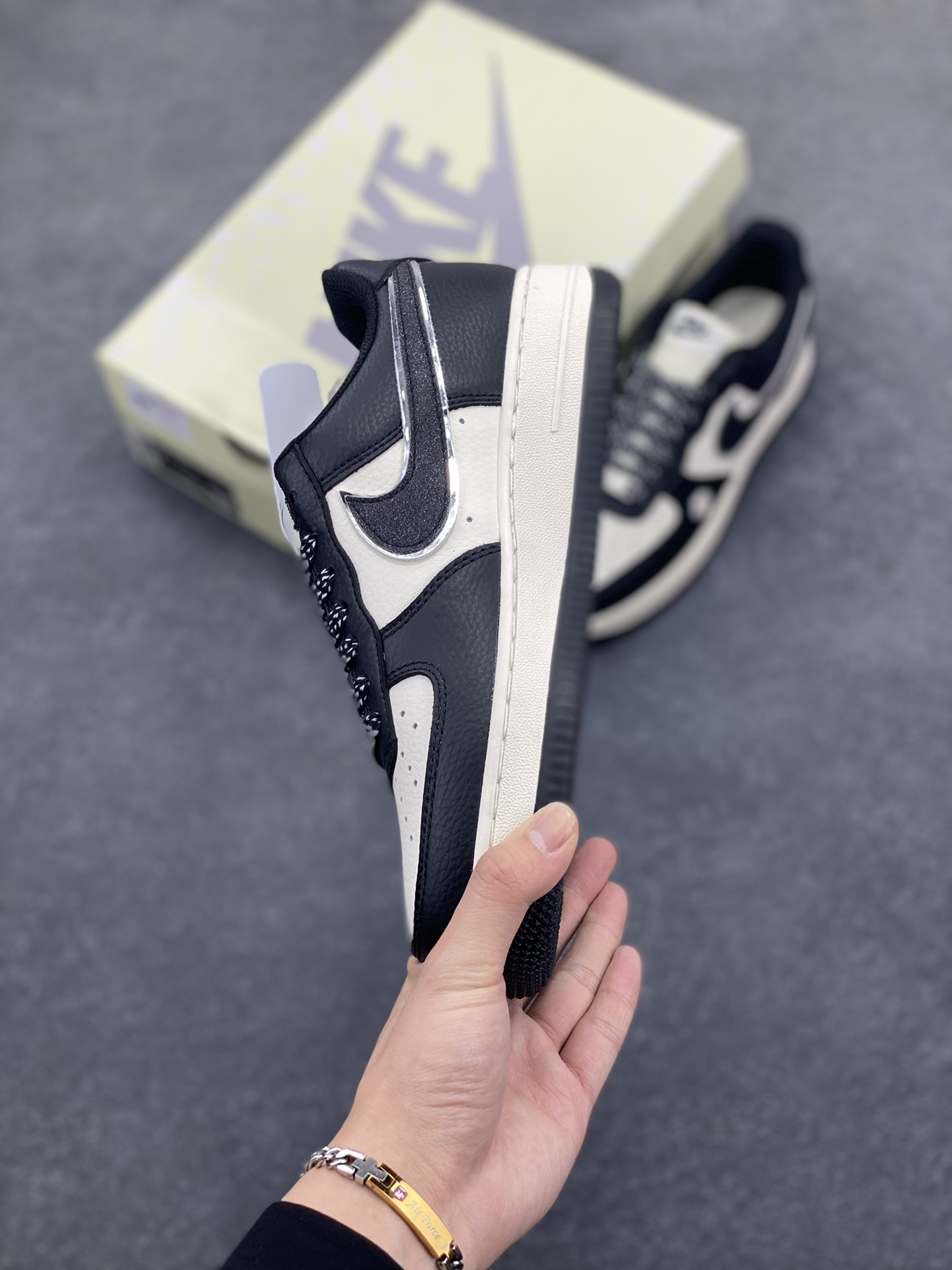 图片[3]-NIke Air Force 1 \’07 Low “权志龙联名”空军一号 低帮 运动鞋 休闲鞋 折边针车 工艺难度大 原楦头原纸板 原装鞋盒 定制五金配件 内置全掌气垫 原厂鞋底 货号：QY6818-616 尺码：36 36.5 37.5 38 38.5 39 40 40.5 41 42 42.5 43 44 44.5 45-选品中心