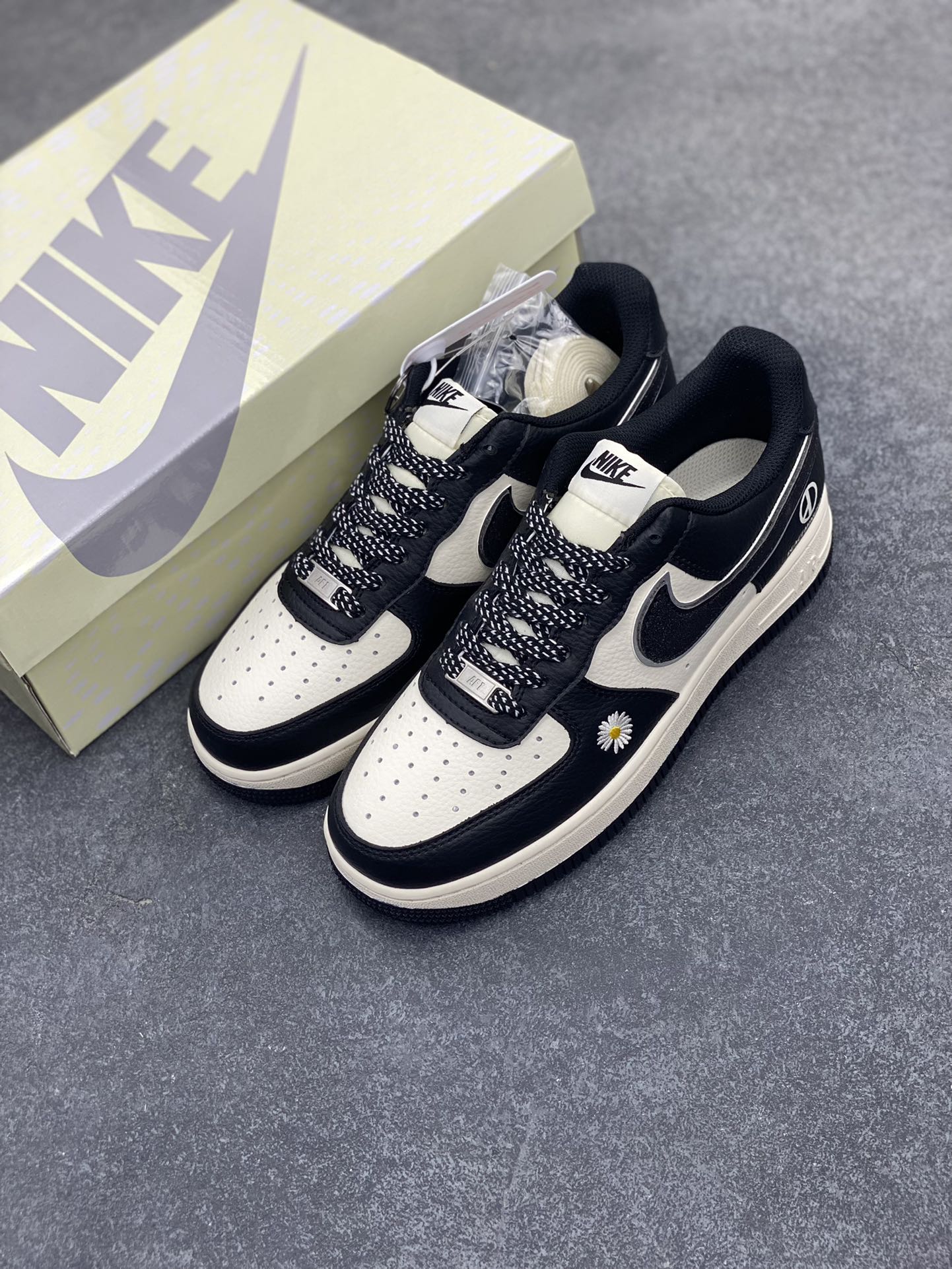 图片[8]-NIke Air Force 1 \’07 Low “权志龙联名”空军一号 低帮 运动鞋 休闲鞋 折边针车 工艺难度大 原楦头原纸板 原装鞋盒 定制五金配件 内置全掌气垫 原厂鞋底 货号：QY6818-616 尺码：36 36.5 37.5 38 38.5 39 40 40.5 41 42 42.5 43 44 44.5 45-选品中心