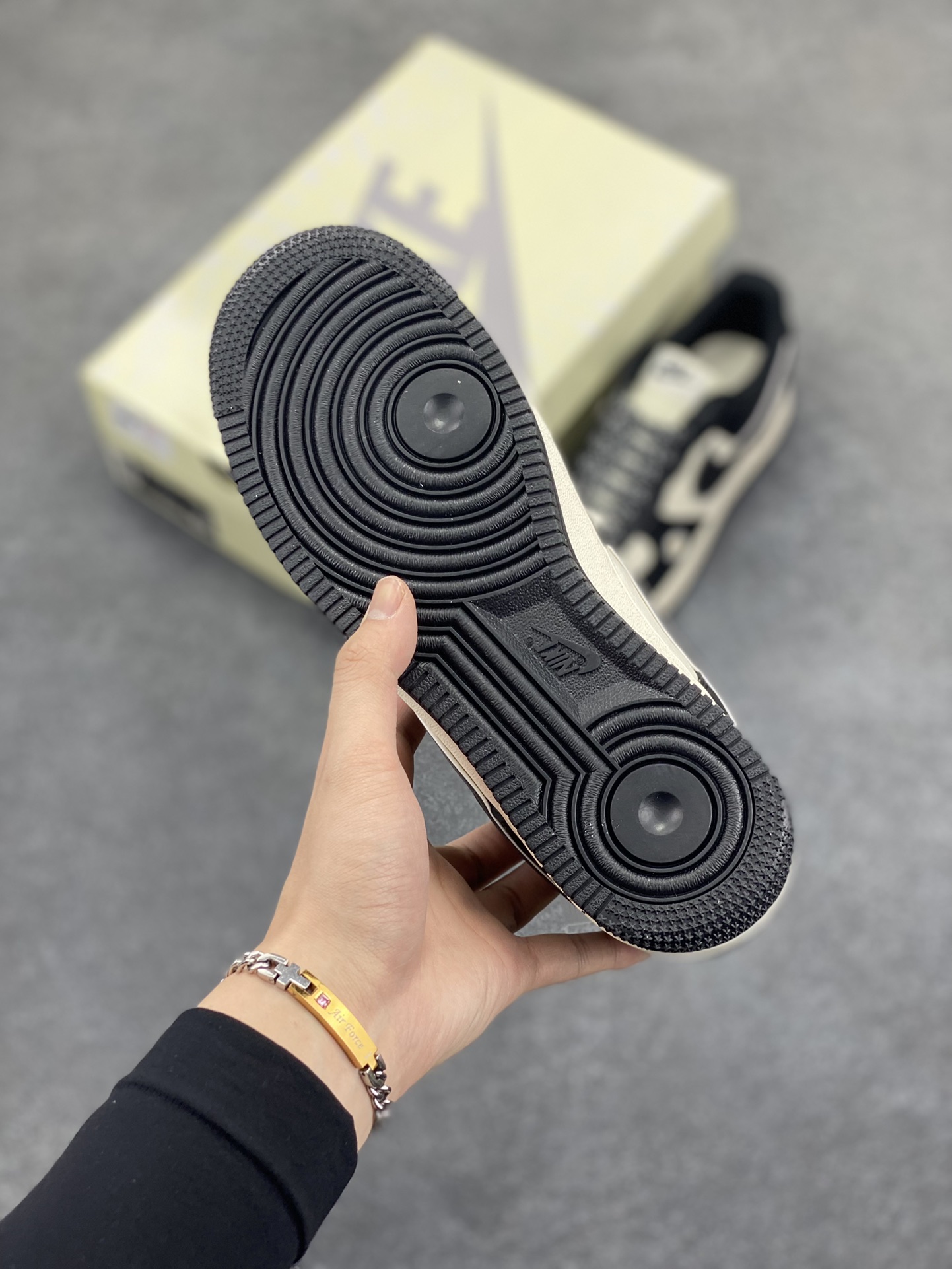 图片[5]-NIke Air Force 1 \’07 Low “权志龙联名”空军一号 低帮 运动鞋 休闲鞋 折边针车 工艺难度大 原楦头原纸板 原装鞋盒 定制五金配件 内置全掌气垫 原厂鞋底 货号：QY6818-616 尺码：36 36.5 37.5 38 38.5 39 40 40.5 41 42 42.5 43 44 44.5 45-选品中心