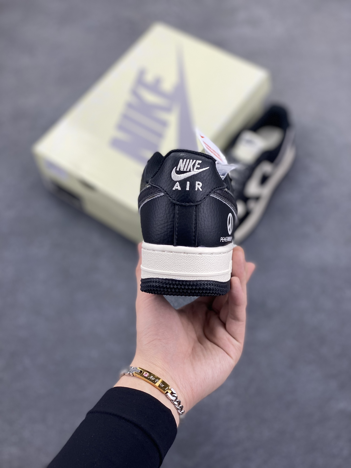 图片[4]-NIke Air Force 1 \’07 Low “权志龙联名”空军一号 低帮 运动鞋 休闲鞋 折边针车 工艺难度大 原楦头原纸板 原装鞋盒 定制五金配件 内置全掌气垫 原厂鞋底 货号：QY6818-616 尺码：36 36.5 37.5 38 38.5 39 40 40.5 41 42 42.5 43 44 44.5 45-选品中心