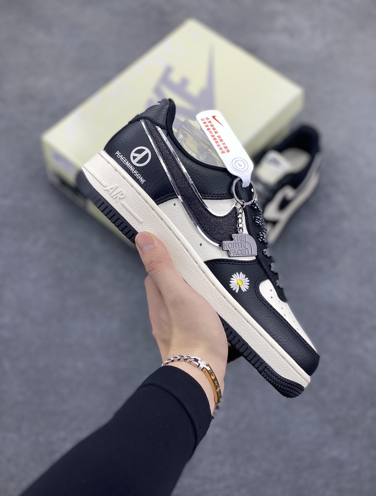 NIke Air Force 1 \’07 Low “权志龙联名”空军一号 低帮 运动鞋 休闲鞋 折边针车 工艺难度大 原楦头原纸板 原装鞋盒 定制五金配件 内置全掌气垫 原厂鞋底 货号:QY6818-616 尺码:36 36.5 37.5 38 38.5 39 40 40.5 41 42 42.5 43 44 44.5 45-选品中心