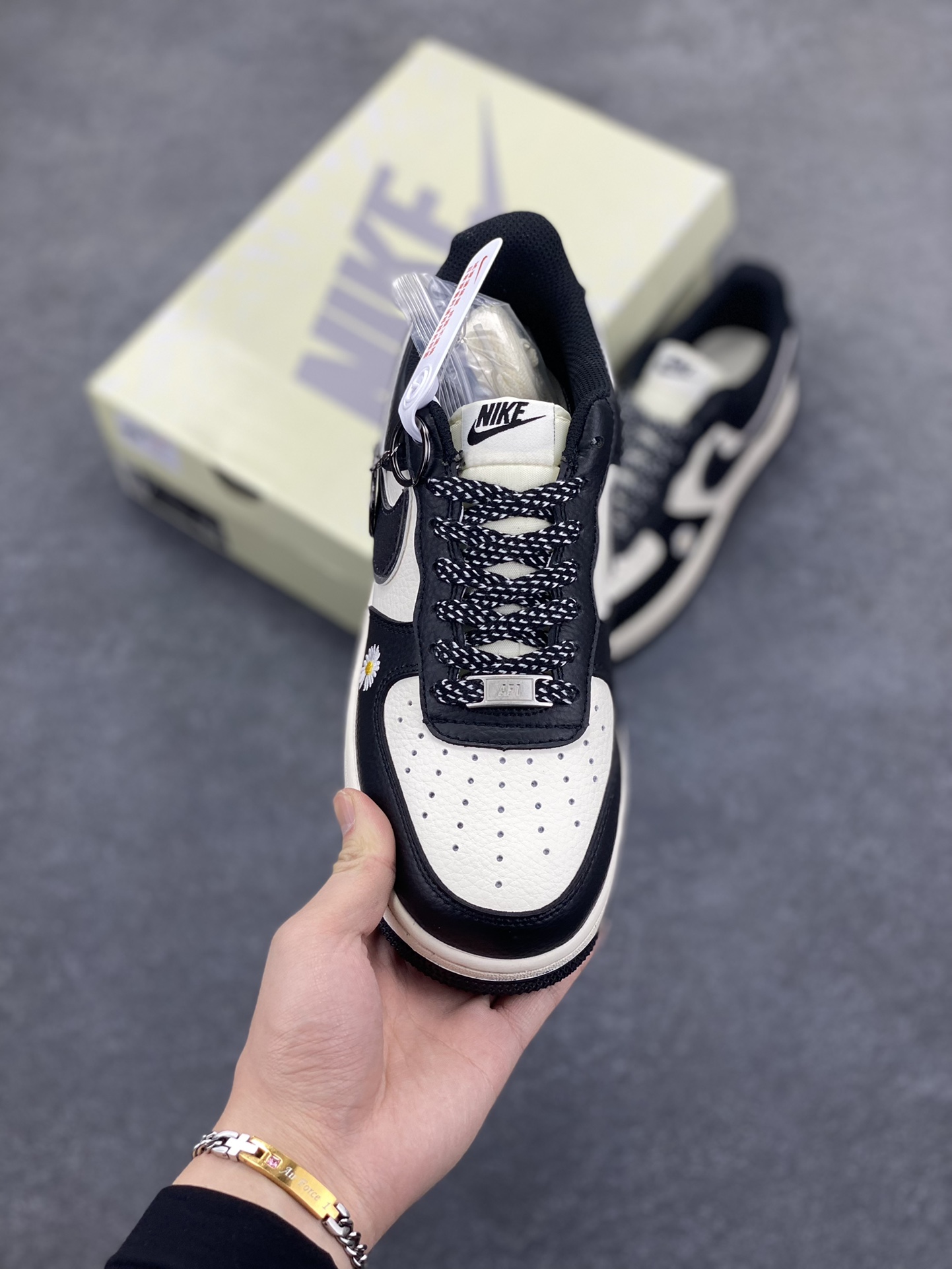 图片[2]-NIke Air Force 1 \’07 Low “权志龙联名”空军一号 低帮 运动鞋 休闲鞋 折边针车 工艺难度大 原楦头原纸板 原装鞋盒 定制五金配件 内置全掌气垫 原厂鞋底 货号：QY6818-616 尺码：36 36.5 37.5 38 38.5 39 40 40.5 41 42 42.5 43 44 44.5 45-选品中心