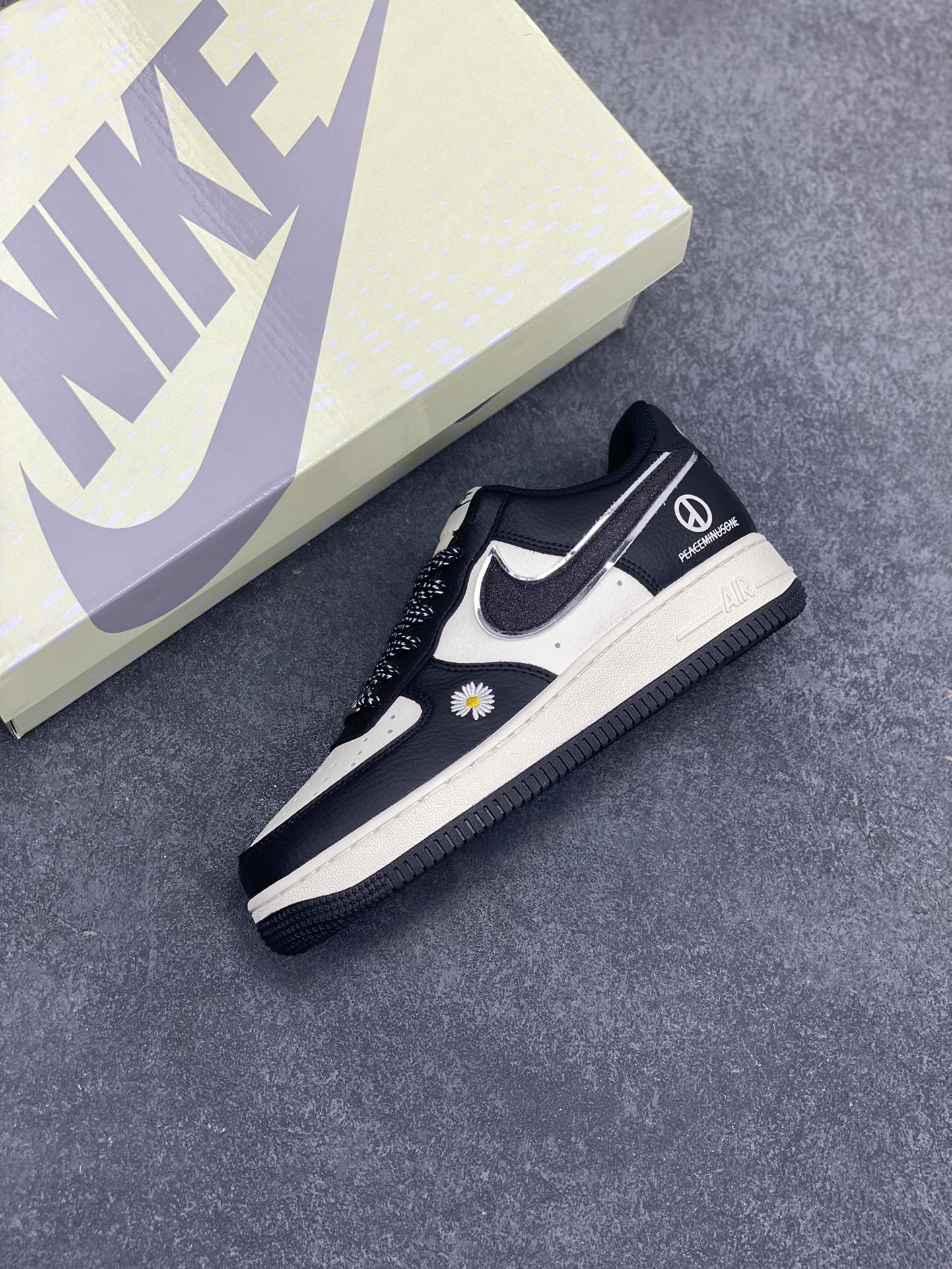 图片[7]-NIke Air Force 1 \’07 Low “权志龙联名”空军一号 低帮 运动鞋 休闲鞋 折边针车 工艺难度大 原楦头原纸板 原装鞋盒 定制五金配件 内置全掌气垫 原厂鞋底 货号：QY6818-616 尺码：36 36.5 37.5 38 38.5 39 40 40.5 41 42 42.5 43 44 44.5 45-选品中心