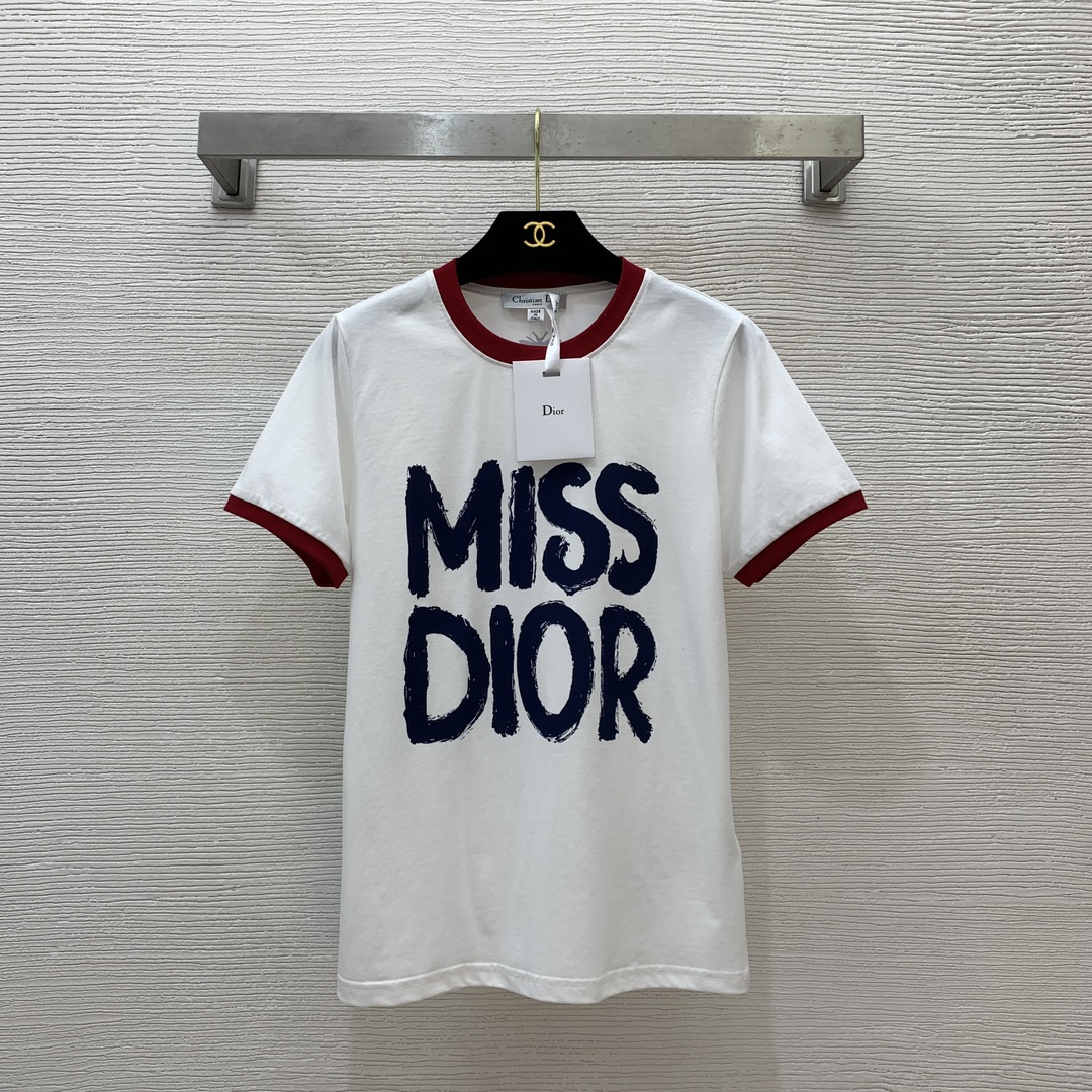 NO:329538,Model number D25031428 Dio* new high-end custom letter logo doodle back CD bee print fashionable contrasting edge splicing short-sleeved T-shirt top!  Red, white, blue, white, (M size shoulder width 37, bust 90, sleeve length 19, clothing length 63), dior, T-shirt,tees, t-shirt,alexander wang19860909款号D25031428 Dio*新款高端定制字母logo涂鸦后背CD小蜜蜂印花时尚撞色边拼接短袖t恤上衣！红白色、蓝白色、（M码肩宽37,胸围90,袖长19,衣长63）,,dior,T-shirt,tees，t-shirt,alexander wang,Women's clothing