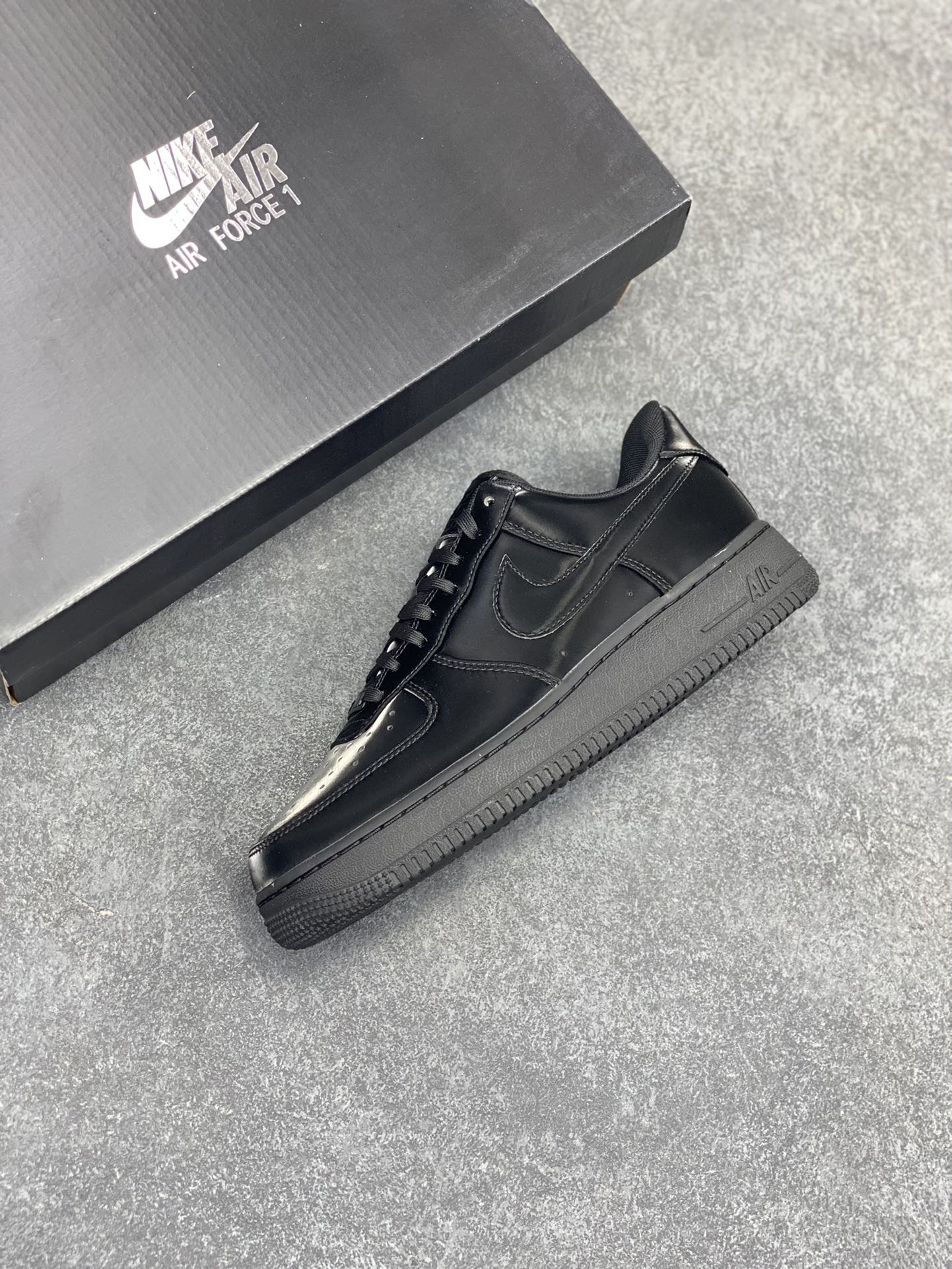 图片[7]-HY版本💯 Air Force 1\’ 07 镜面黑武士 原楦头原纸板 打造纯正空军版型 专注外贸渠道 全掌内置蜂窝气垫 #原盒配件 原厂中底钢印、拉帮完美 货号：HF9109-001 尺码：36 36.5 37.5 38 38.5 39 40 40.5 41 42 42.5 43 44 44.5 45 46-选品中心