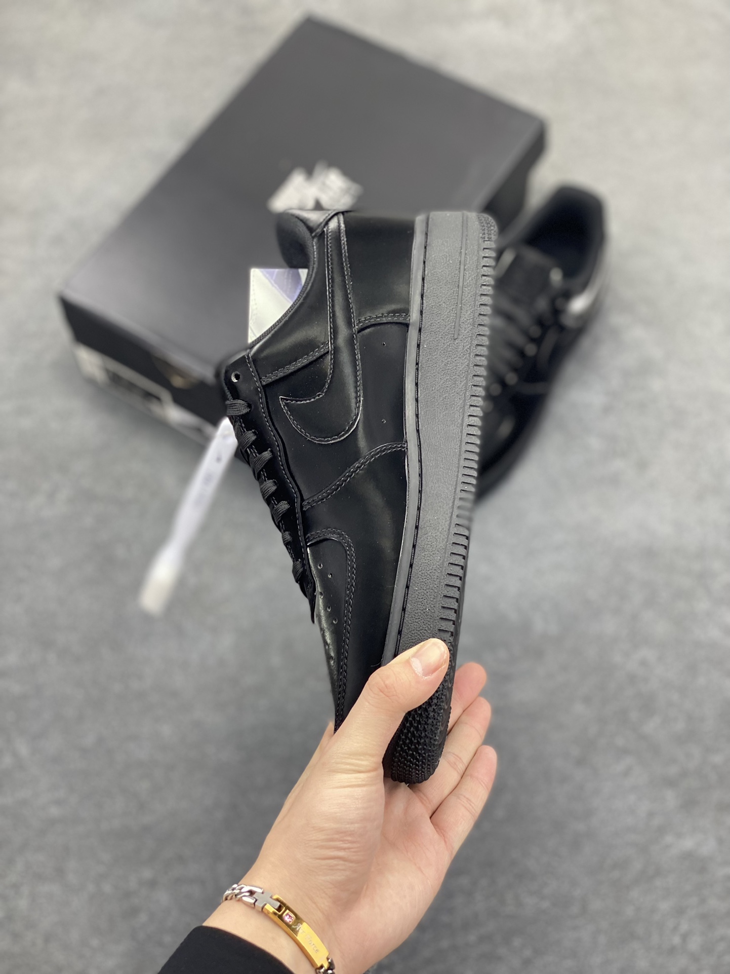 图片[3]-HY版本💯 Air Force 1\’ 07 镜面黑武士 原楦头原纸板 打造纯正空军版型 专注外贸渠道 全掌内置蜂窝气垫 #原盒配件 原厂中底钢印、拉帮完美 货号：HF9109-001 尺码：36 36.5 37.5 38 38.5 39 40 40.5 41 42 42.5 43 44 44.5 45 46-选品中心