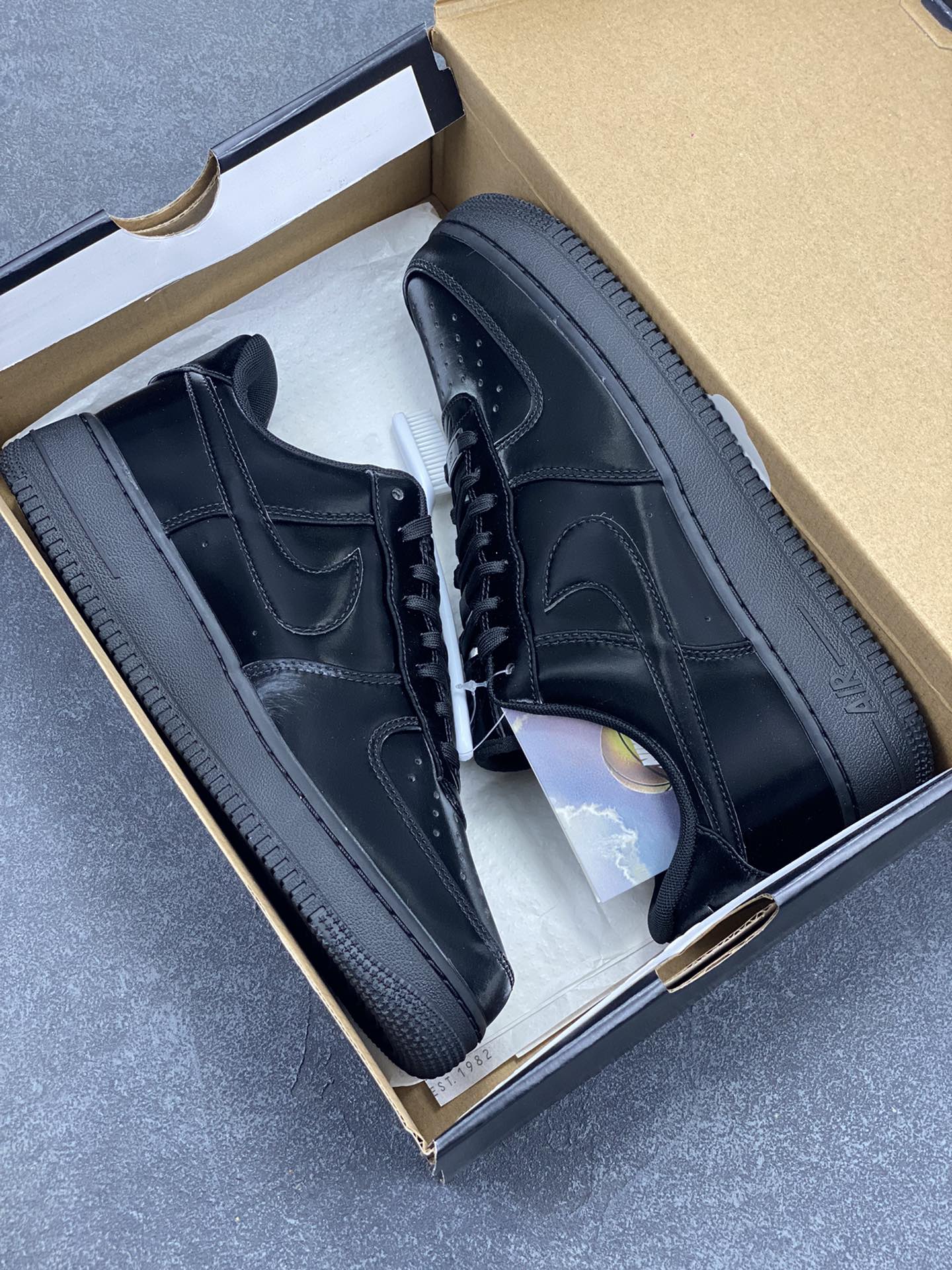 图片[9]-HY版本💯 Air Force 1\’ 07 镜面黑武士 原楦头原纸板 打造纯正空军版型 专注外贸渠道 全掌内置蜂窝气垫 #原盒配件 原厂中底钢印、拉帮完美 货号：HF9109-001 尺码：36 36.5 37.5 38 38.5 39 40 40.5 41 42 42.5 43 44 44.5 45 46-选品中心