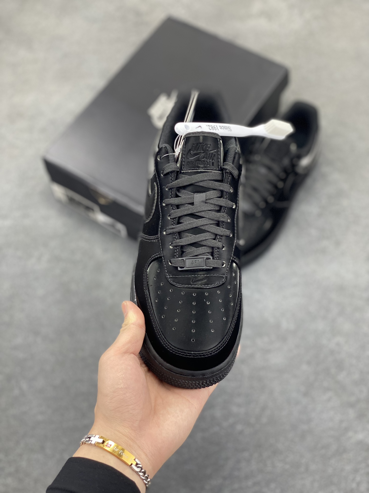 图片[2]-HY版本💯 Air Force 1\’ 07 镜面黑武士 原楦头原纸板 打造纯正空军版型 专注外贸渠道 全掌内置蜂窝气垫 #原盒配件 原厂中底钢印、拉帮完美 货号：HF9109-001 尺码：36 36.5 37.5 38 38.5 39 40 40.5 41 42 42.5 43 44 44.5 45 46-选品中心