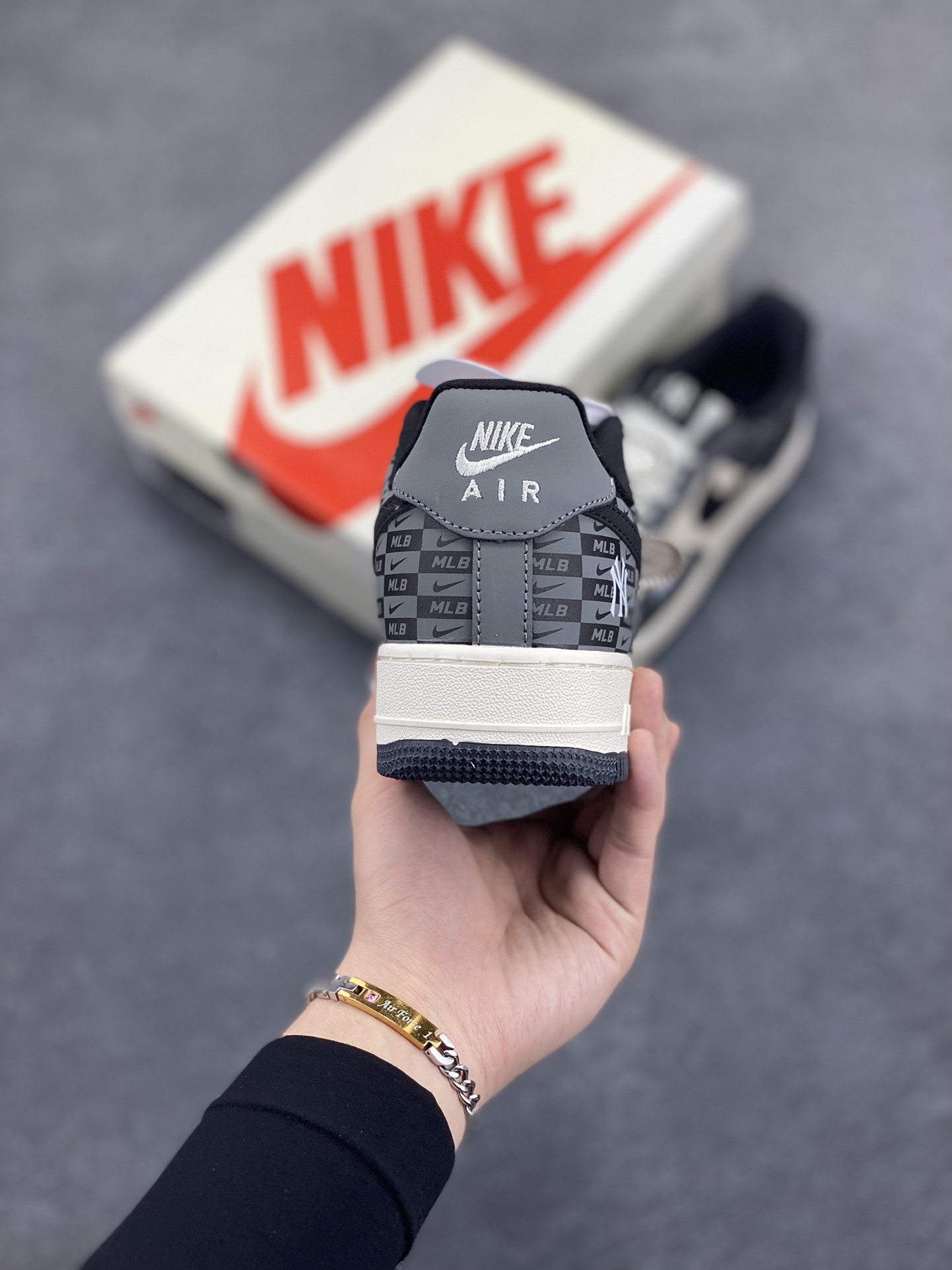 图片[4]-NIke Air Force 1 \’07 Low “MLB联名——暗格米灰”空军一号 低帮 运动鞋 休闲鞋 折边针车 工艺难度大 原楦头原纸板 原装鞋盒 定制五金配件 内置全掌气垫 原厂鞋底 货号：DF0188-038 尺码：36 36.5 37.5 38 38.5 39 40 40.5 41 42 42.5 43 44 44.5 45-选品中心