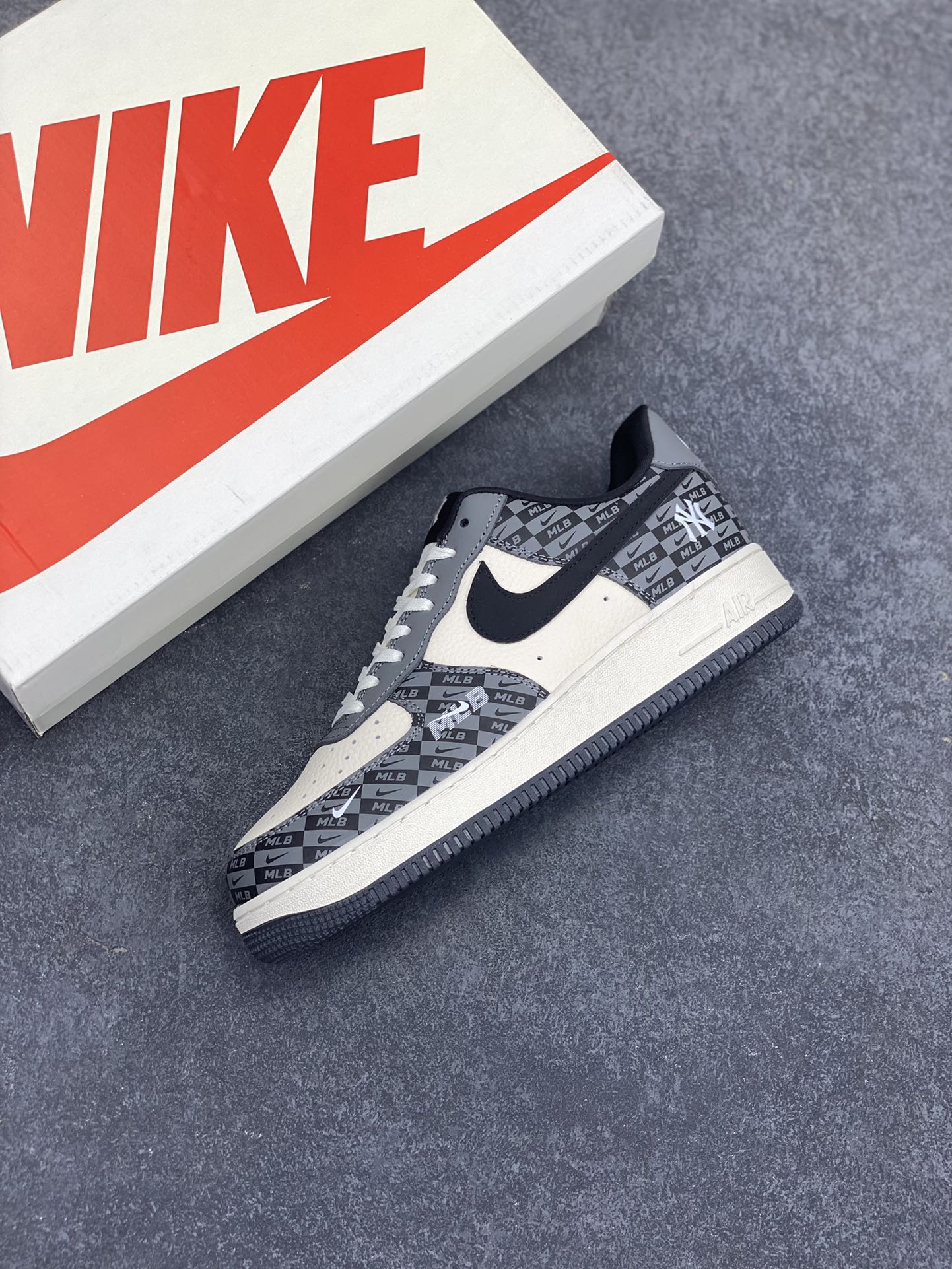 图片[7]-NIke Air Force 1 \’07 Low “MLB联名——暗格米灰”空军一号 低帮 运动鞋 休闲鞋 折边针车 工艺难度大 原楦头原纸板 原装鞋盒 定制五金配件 内置全掌气垫 原厂鞋底 货号：DF0188-038 尺码：36 36.5 37.5 38 38.5 39 40 40.5 41 42 42.5 43 44 44.5 45-选品中心