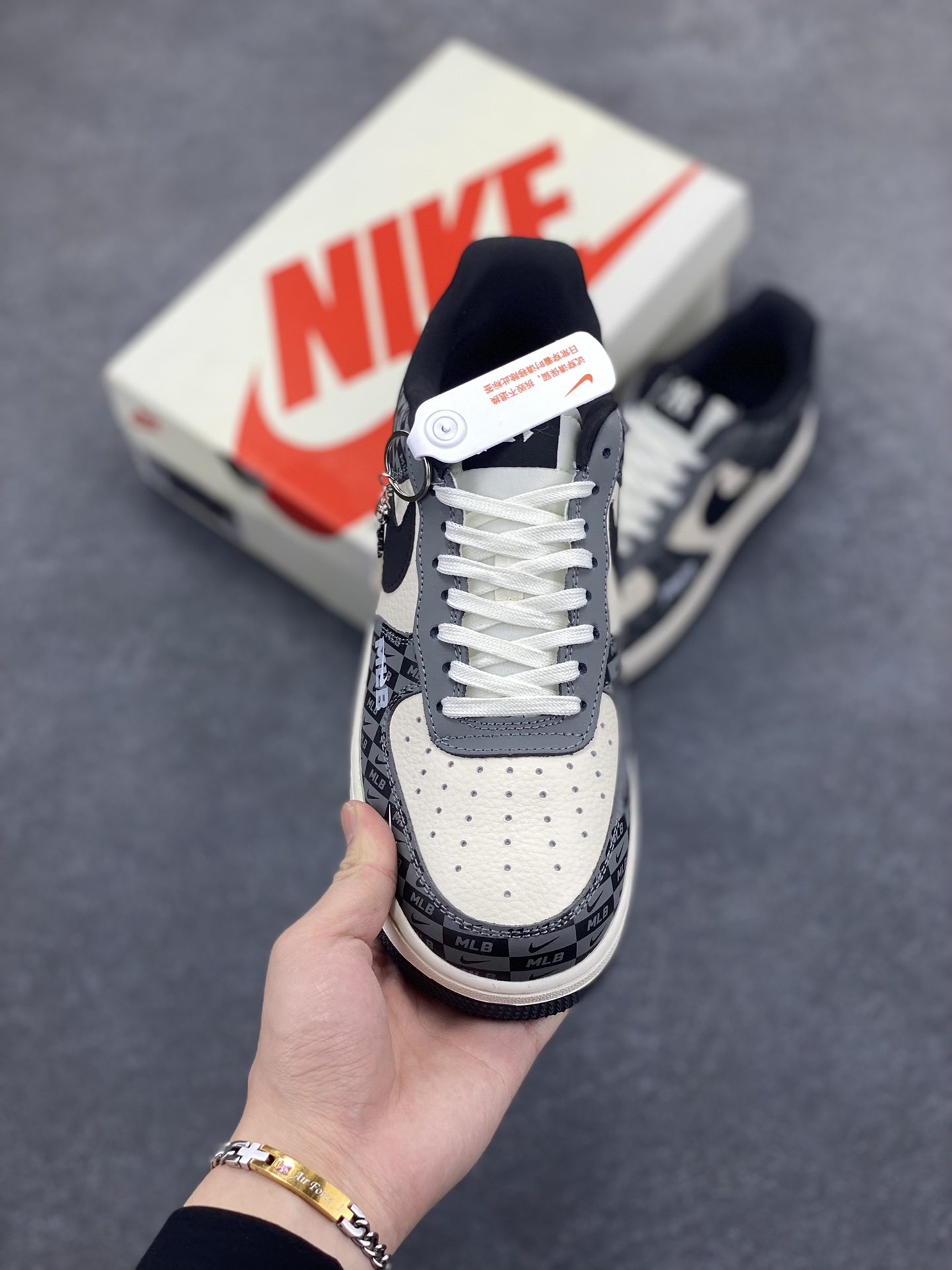 图片[2]-NIke Air Force 1 \’07 Low “MLB联名——暗格米灰”空军一号 低帮 运动鞋 休闲鞋 折边针车 工艺难度大 原楦头原纸板 原装鞋盒 定制五金配件 内置全掌气垫 原厂鞋底 货号：DF0188-038 尺码：36 36.5 37.5 38 38.5 39 40 40.5 41 42 42.5 43 44 44.5 45-选品中心