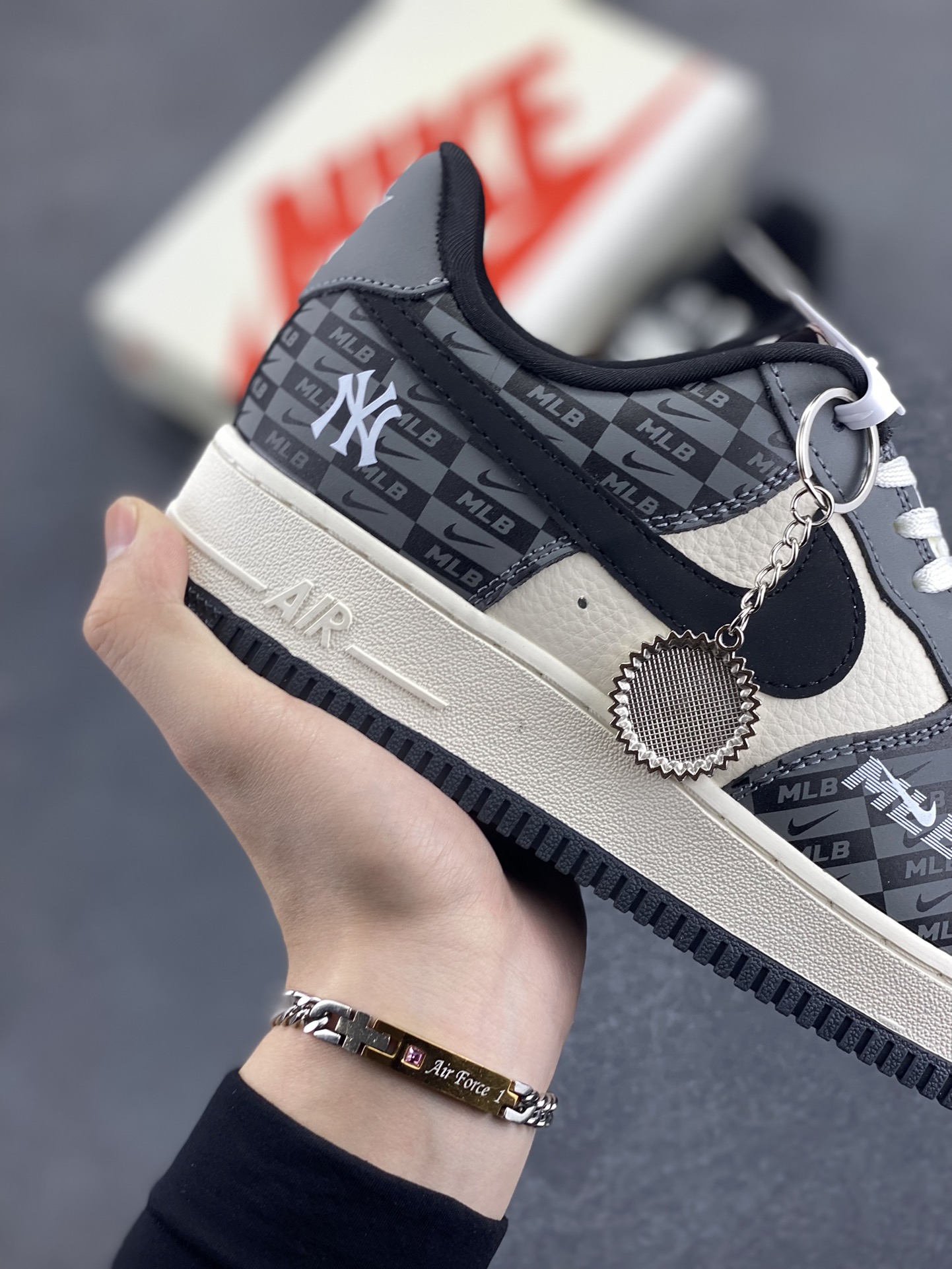 图片[6]-NIke Air Force 1 \’07 Low “MLB联名——暗格米灰”空军一号 低帮 运动鞋 休闲鞋 折边针车 工艺难度大 原楦头原纸板 原装鞋盒 定制五金配件 内置全掌气垫 原厂鞋底 货号：DF0188-038 尺码：36 36.5 37.5 38 38.5 39 40 40.5 41 42 42.5 43 44 44.5 45-选品中心