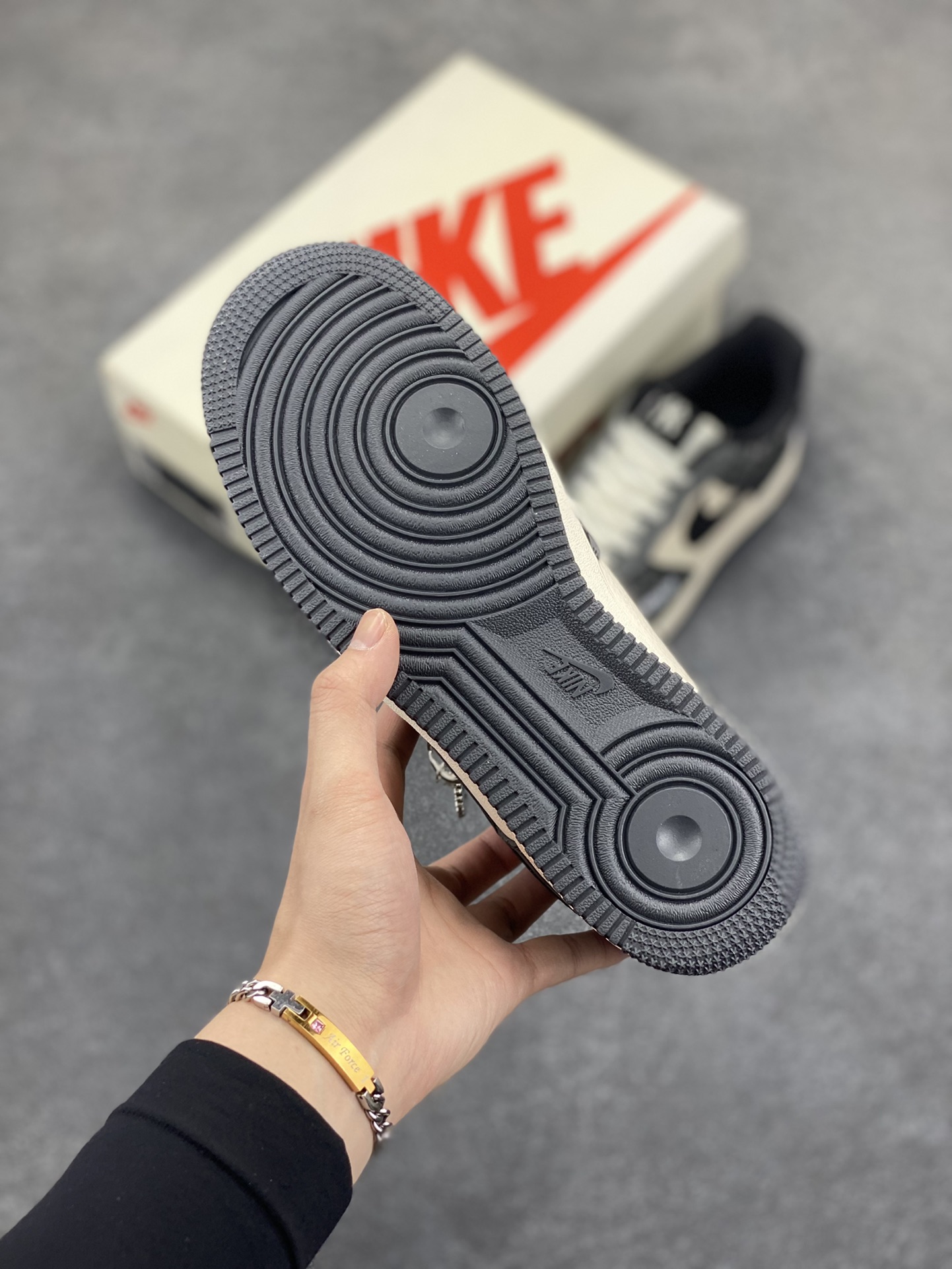 图片[5]-NIke Air Force 1 \’07 Low “MLB联名——暗格米灰”空军一号 低帮 运动鞋 休闲鞋 折边针车 工艺难度大 原楦头原纸板 原装鞋盒 定制五金配件 内置全掌气垫 原厂鞋底 货号：DF0188-038 尺码：36 36.5 37.5 38 38.5 39 40 40.5 41 42 42.5 43 44 44.5 45-选品中心