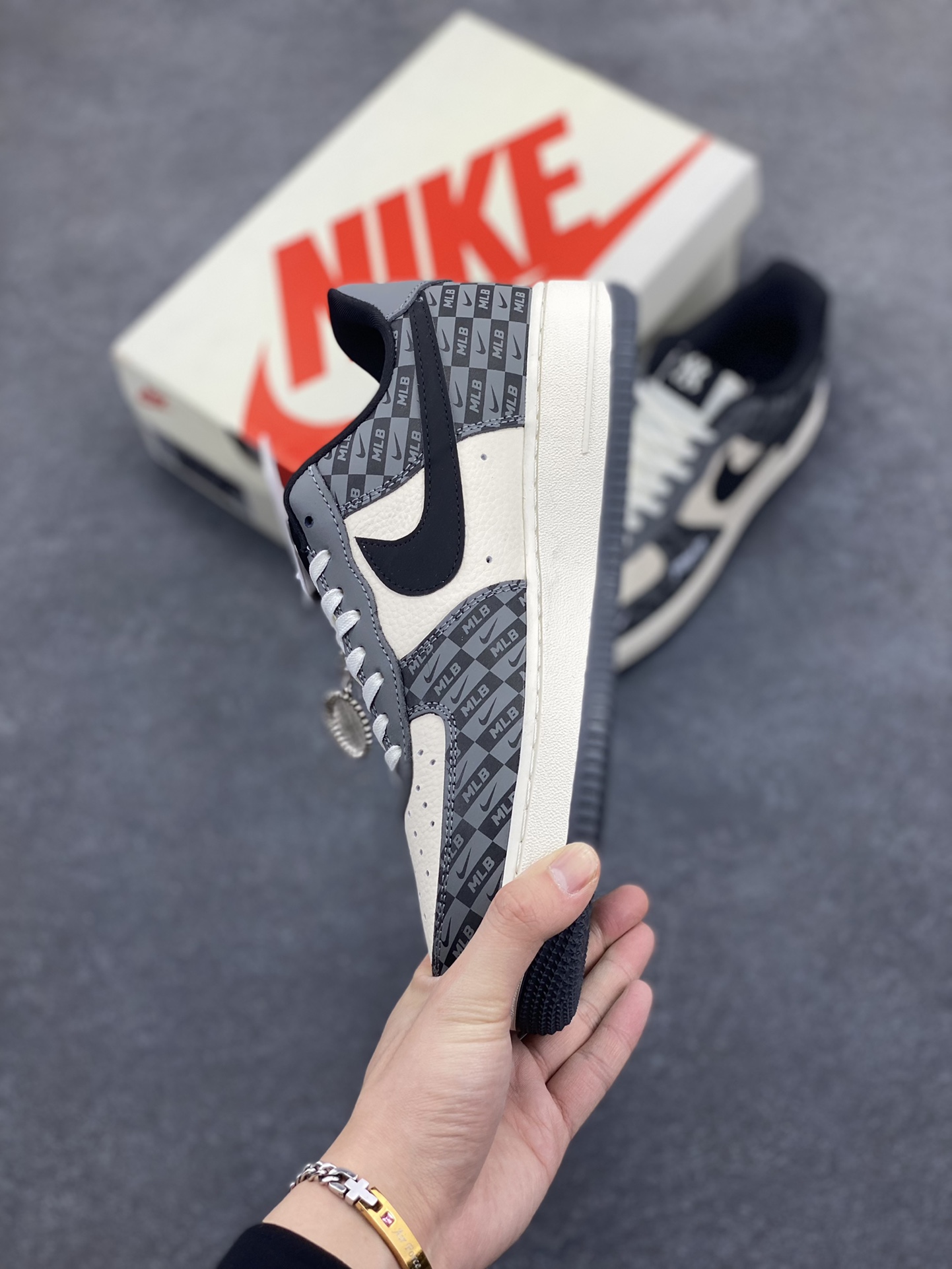 图片[3]-NIke Air Force 1 \’07 Low “MLB联名——暗格米灰”空军一号 低帮 运动鞋 休闲鞋 折边针车 工艺难度大 原楦头原纸板 原装鞋盒 定制五金配件 内置全掌气垫 原厂鞋底 货号：DF0188-038 尺码：36 36.5 37.5 38 38.5 39 40 40.5 41 42 42.5 43 44 44.5 45-选品中心