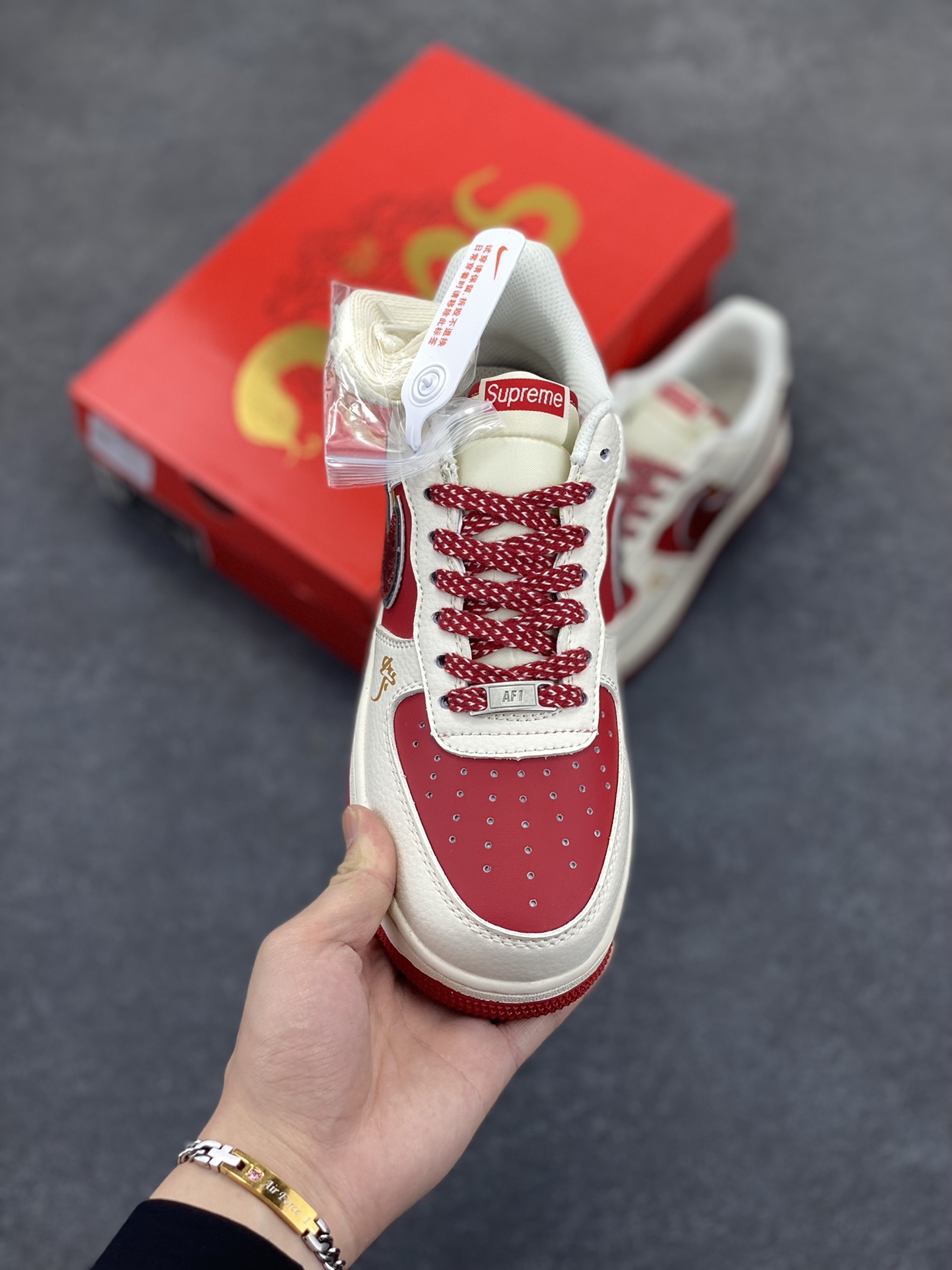 图片[2]-NIke Air Force 1 \’07 Low “蛇年”空军一号 低帮 运动鞋 休闲鞋 折边针车 工艺难度大 原楦头原纸板 原装鞋盒 定制五金配件 内置全掌气垫 原厂鞋底 货号：QY6818-604 尺码：36 36.5 37.5 38 38.5 39 40 40.5 41 42 42.5 43 44 44.5 45-选品中心