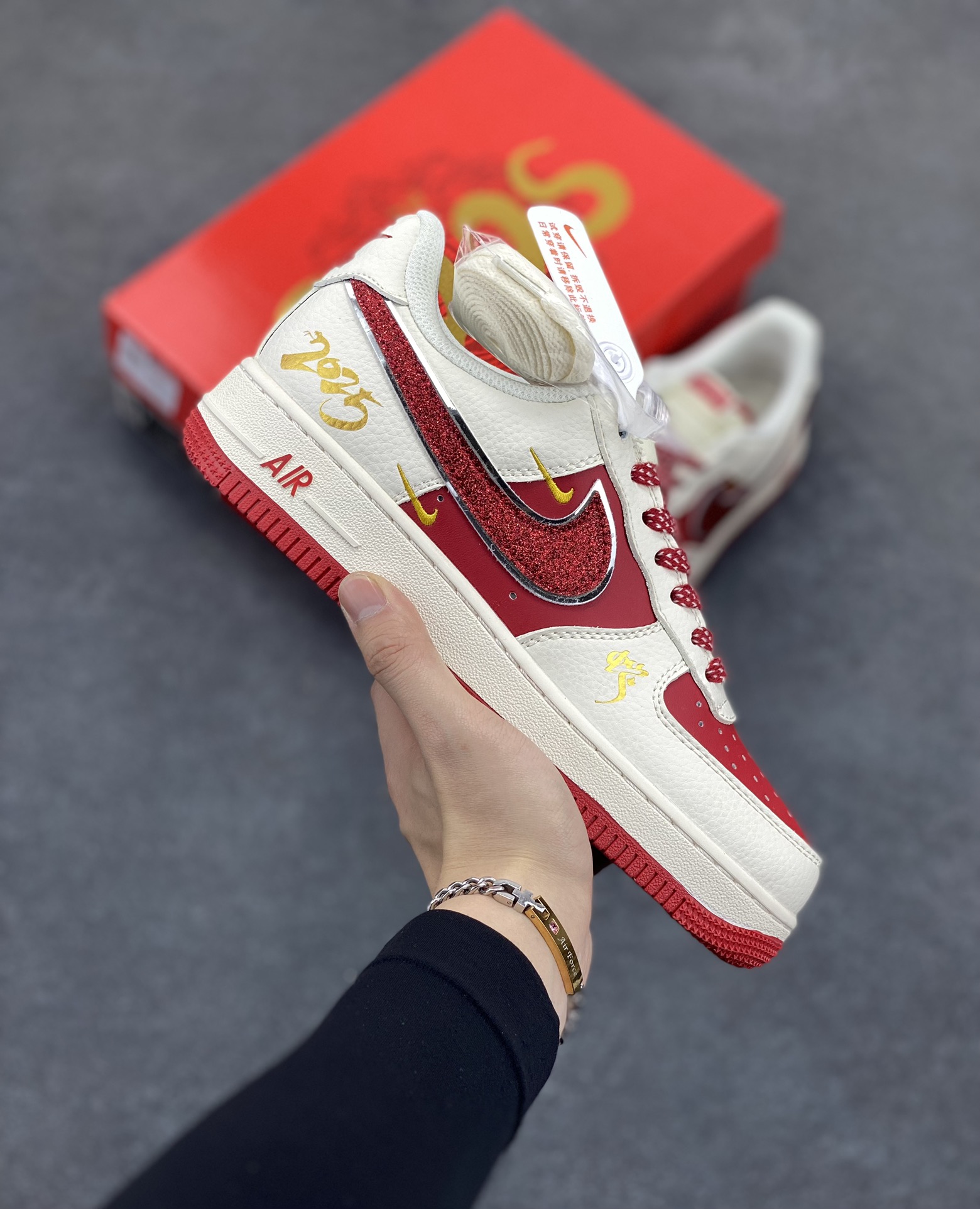 NIke Air Force 1 \’07 Low “蛇年”空军一号 低帮 运动鞋 休闲鞋 折边针车 工艺难度大 原楦头原纸板 原装鞋盒 定制五金配件 内置全掌气垫 原厂鞋底 货号:QY6818-604 尺码:36 36.5 37.5 38 38.5 39 40 40.5 41 42 42.5 43 44 44.5 45-选品中心