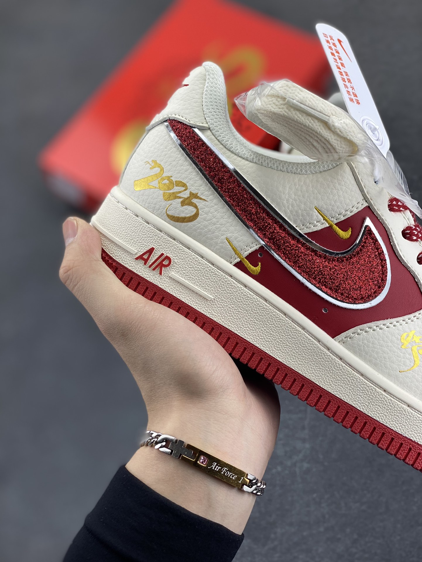 图片[6]-NIke Air Force 1 \’07 Low “蛇年”空军一号 低帮 运动鞋 休闲鞋 折边针车 工艺难度大 原楦头原纸板 原装鞋盒 定制五金配件 内置全掌气垫 原厂鞋底 货号：QY6818-604 尺码：36 36.5 37.5 38 38.5 39 40 40.5 41 42 42.5 43 44 44.5 45-选品中心