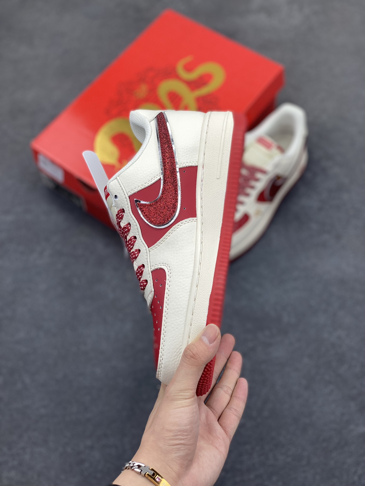 图片[3]-NIke Air Force 1 \’07 Low “蛇年”空军一号 低帮 运动鞋 休闲鞋 折边针车 工艺难度大 原楦头原纸板 原装鞋盒 定制五金配件 内置全掌气垫 原厂鞋底 货号：QY6818-604 尺码：36 36.5 37.5 38 38.5 39 40 40.5 41 42 42.5 43 44 44.5 45-选品中心