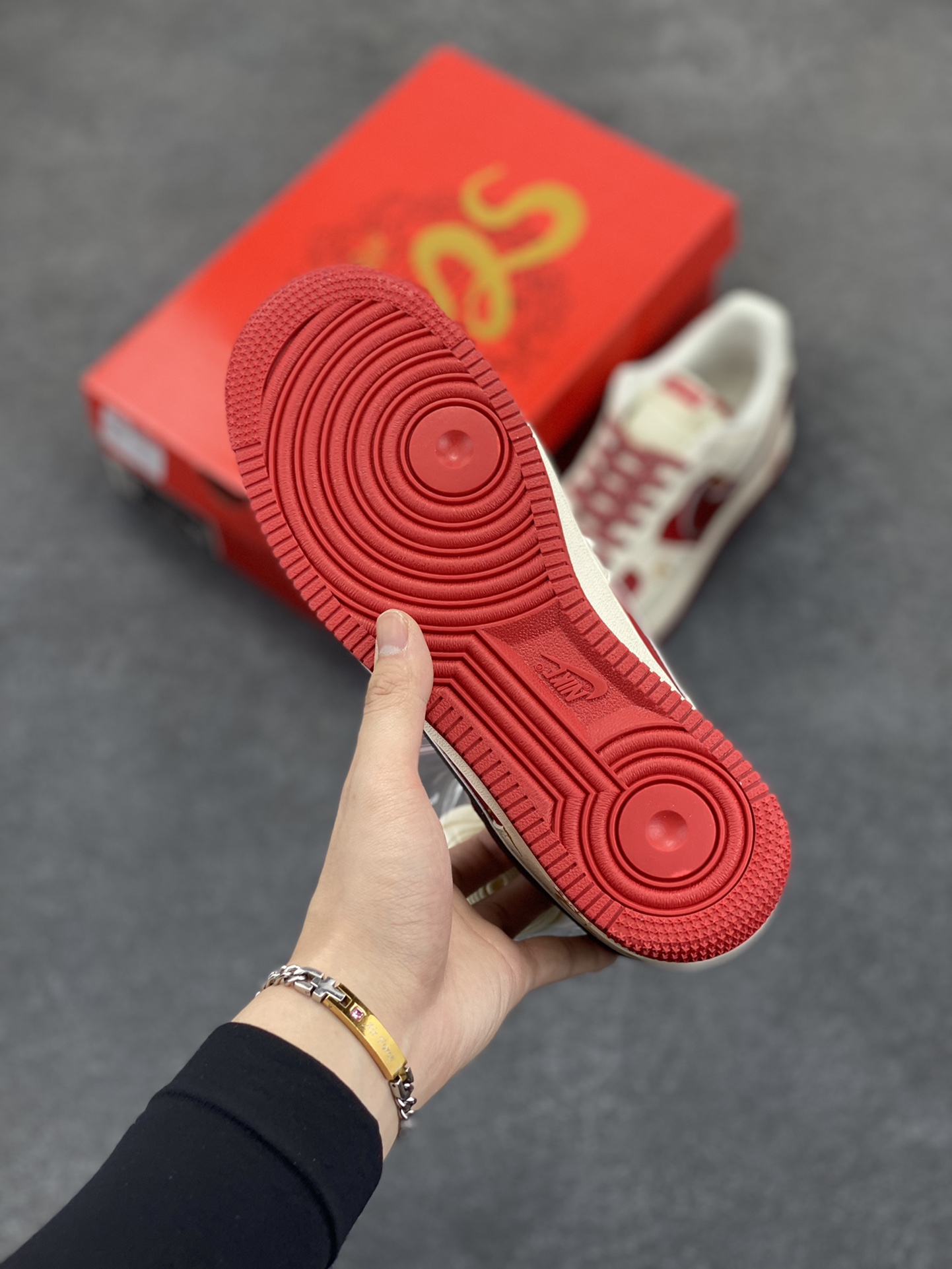 图片[5]-NIke Air Force 1 \’07 Low “蛇年”空军一号 低帮 运动鞋 休闲鞋 折边针车 工艺难度大 原楦头原纸板 原装鞋盒 定制五金配件 内置全掌气垫 原厂鞋底 货号：QY6818-604 尺码：36 36.5 37.5 38 38.5 39 40 40.5 41 42 42.5 43 44 44.5 45-选品中心