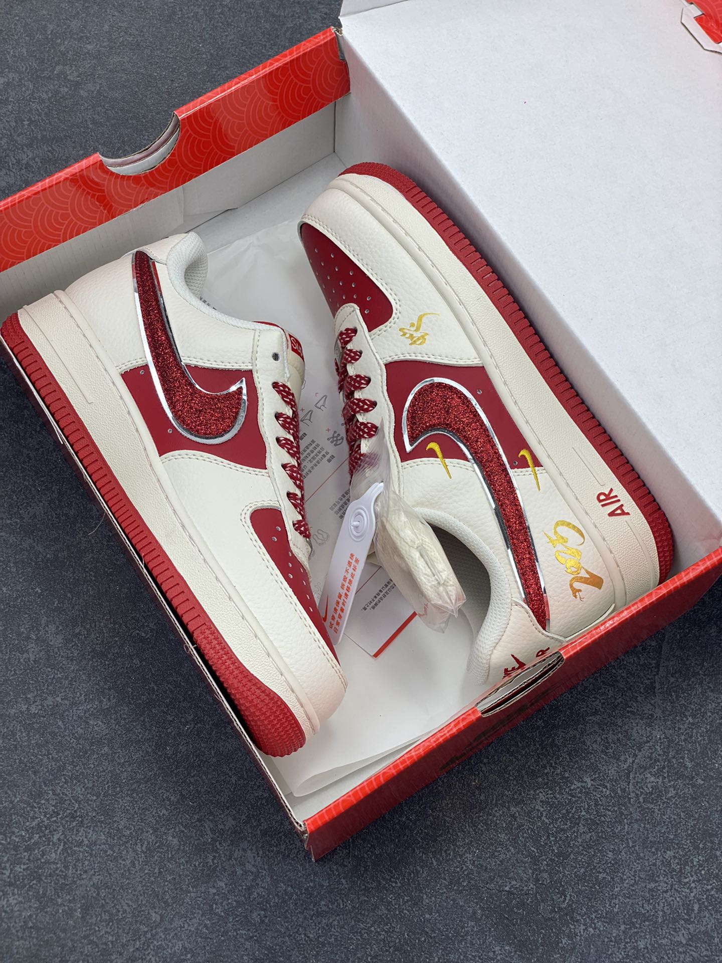 图片[9]-NIke Air Force 1 \’07 Low “蛇年”空军一号 低帮 运动鞋 休闲鞋 折边针车 工艺难度大 原楦头原纸板 原装鞋盒 定制五金配件 内置全掌气垫 原厂鞋底 货号：QY6818-604 尺码：36 36.5 37.5 38 38.5 39 40 40.5 41 42 42.5 43 44 44.5 45-选品中心