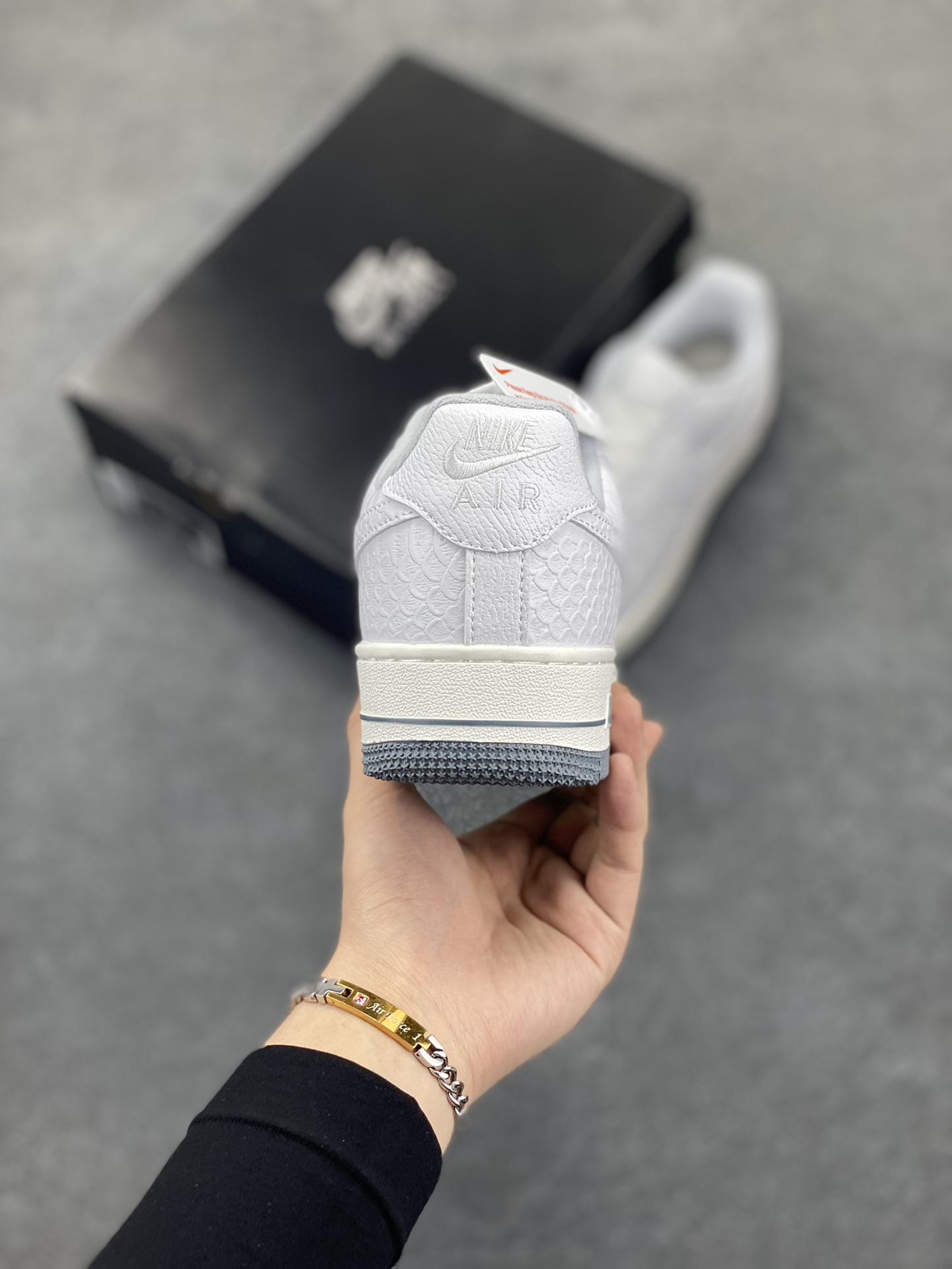 图片[4]-Nike Air Force 1 Low 空军一号低帮百搭休闲运动板鞋。柔软、弹性十足的缓震性能和出色的中底设计，横跨复古与现代的外型结合，造就出风靡全球三十多年的Force 1，直到今天还深受青睐。 货号：DX2678-100 尺码：36 37.5 38 39 40 41 42 43 44 45-选品中心