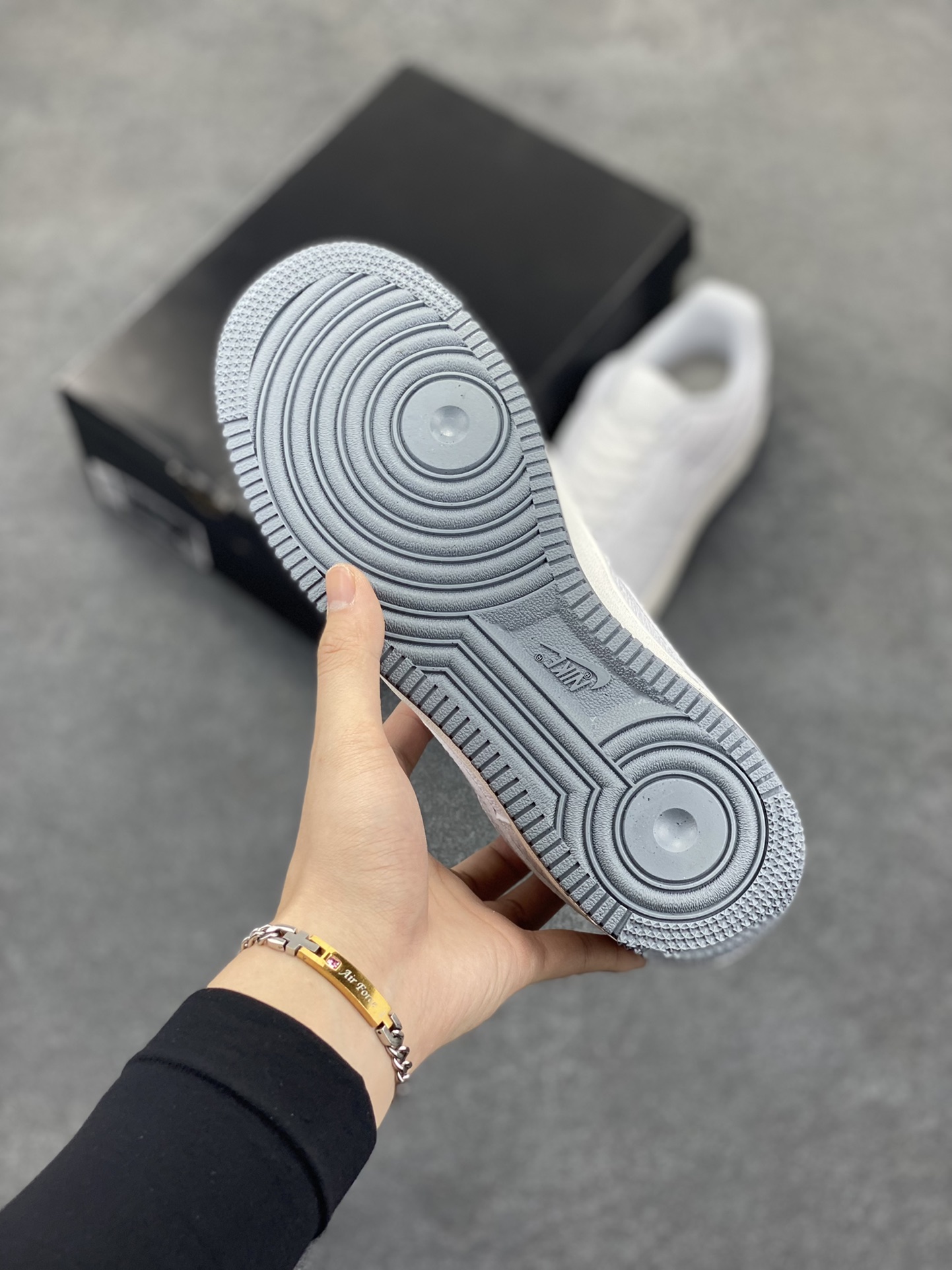 图片[5]-Nike Air Force 1 Low 空军一号低帮百搭休闲运动板鞋。柔软、弹性十足的缓震性能和出色的中底设计，横跨复古与现代的外型结合，造就出风靡全球三十多年的Force 1，直到今天还深受青睐。 货号：DX2678-100 尺码：36 37.5 38 39 40 41 42 43 44 45-选品中心
