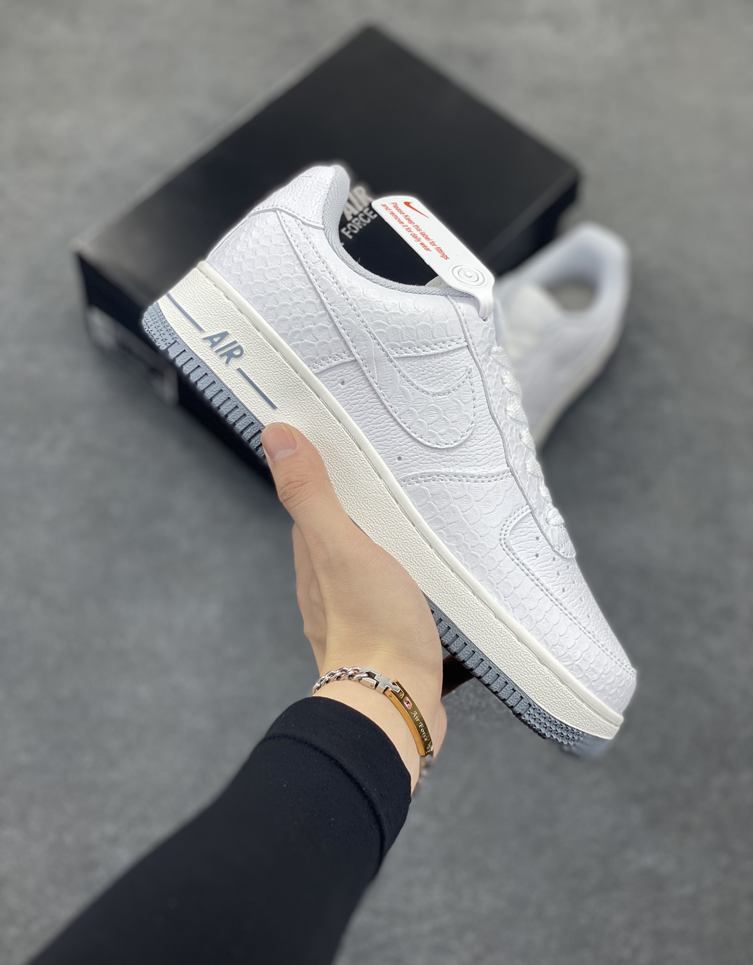 Nike Air Force 1 Low 空军一号低帮百搭休闲运动板鞋。柔软、弹性十足的缓震性能和出色的中底设计,横跨复古与现代的外型结合,造就出风靡全球三十多年的Force 1,直到今天还深受青睐。 货号:DX2678-100 尺码:36 37.5 38 39 40 41 42 43 44 45-选品中心
