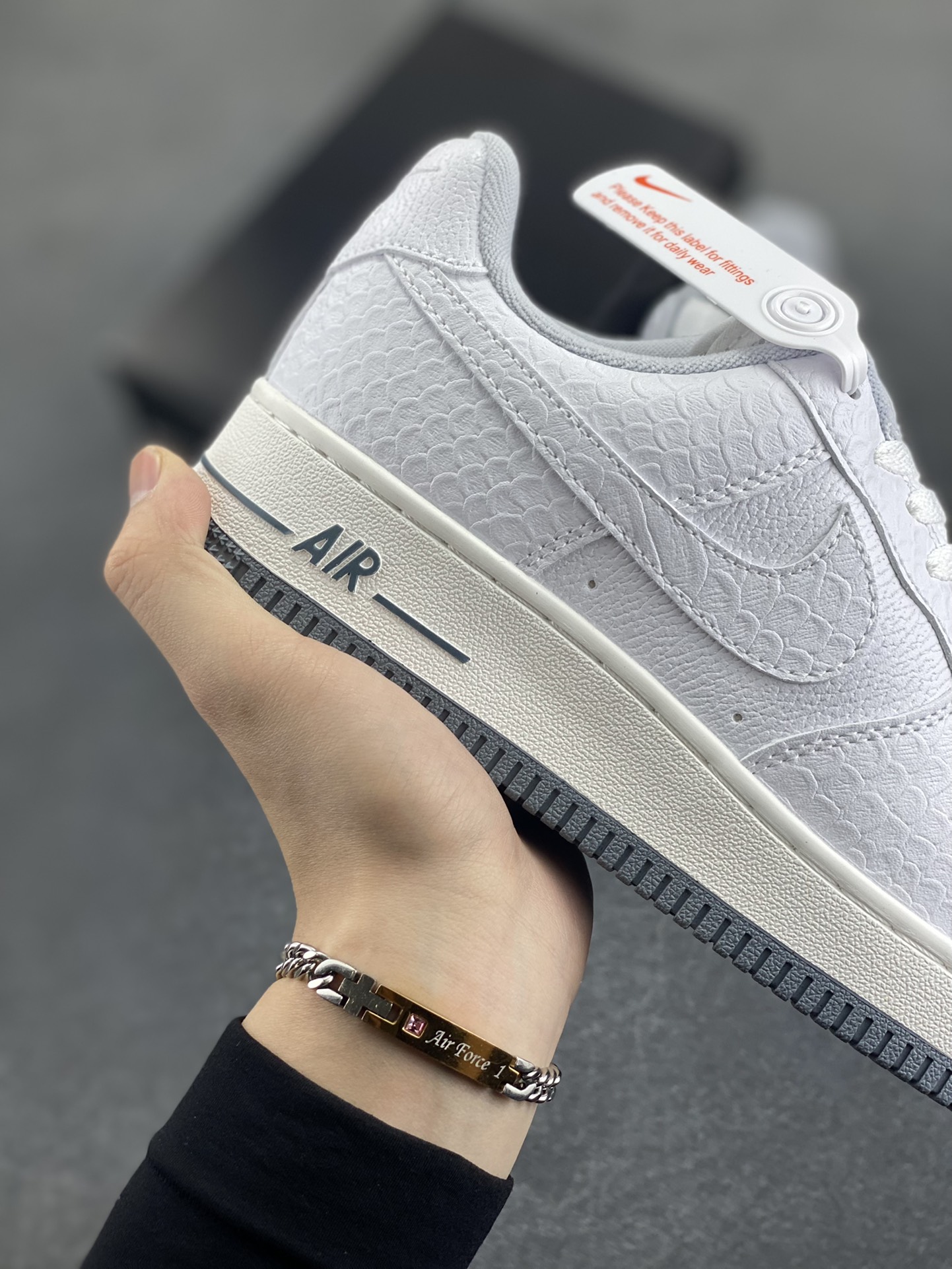 图片[6]-Nike Air Force 1 Low 空军一号低帮百搭休闲运动板鞋。柔软、弹性十足的缓震性能和出色的中底设计，横跨复古与现代的外型结合，造就出风靡全球三十多年的Force 1，直到今天还深受青睐。 货号：DX2678-100 尺码：36 37.5 38 39 40 41 42 43 44 45-选品中心