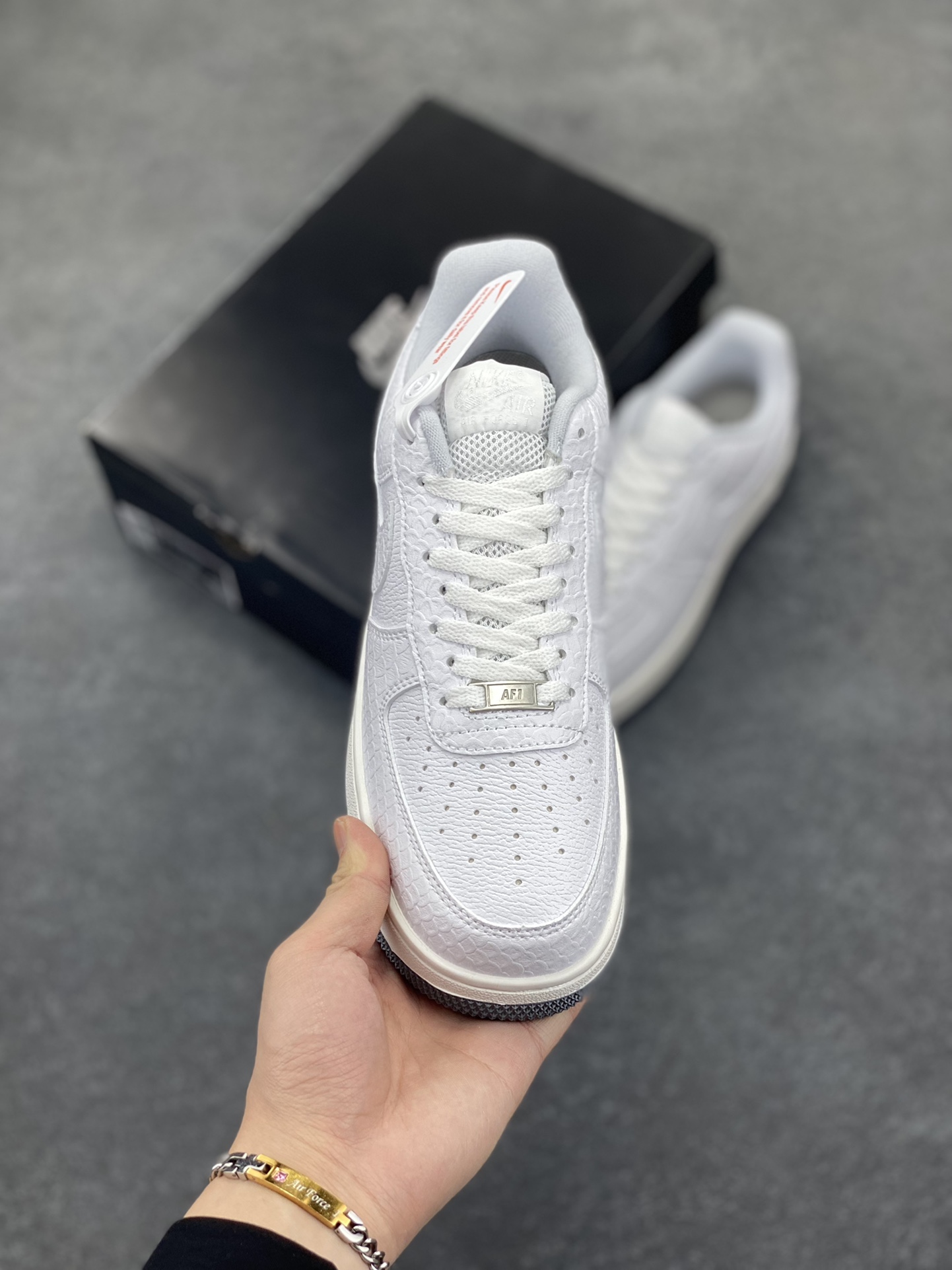 图片[2]-Nike Air Force 1 Low 空军一号低帮百搭休闲运动板鞋。柔软、弹性十足的缓震性能和出色的中底设计，横跨复古与现代的外型结合，造就出风靡全球三十多年的Force 1，直到今天还深受青睐。 货号：DX2678-100 尺码：36 37.5 38 39 40 41 42 43 44 45-选品中心
