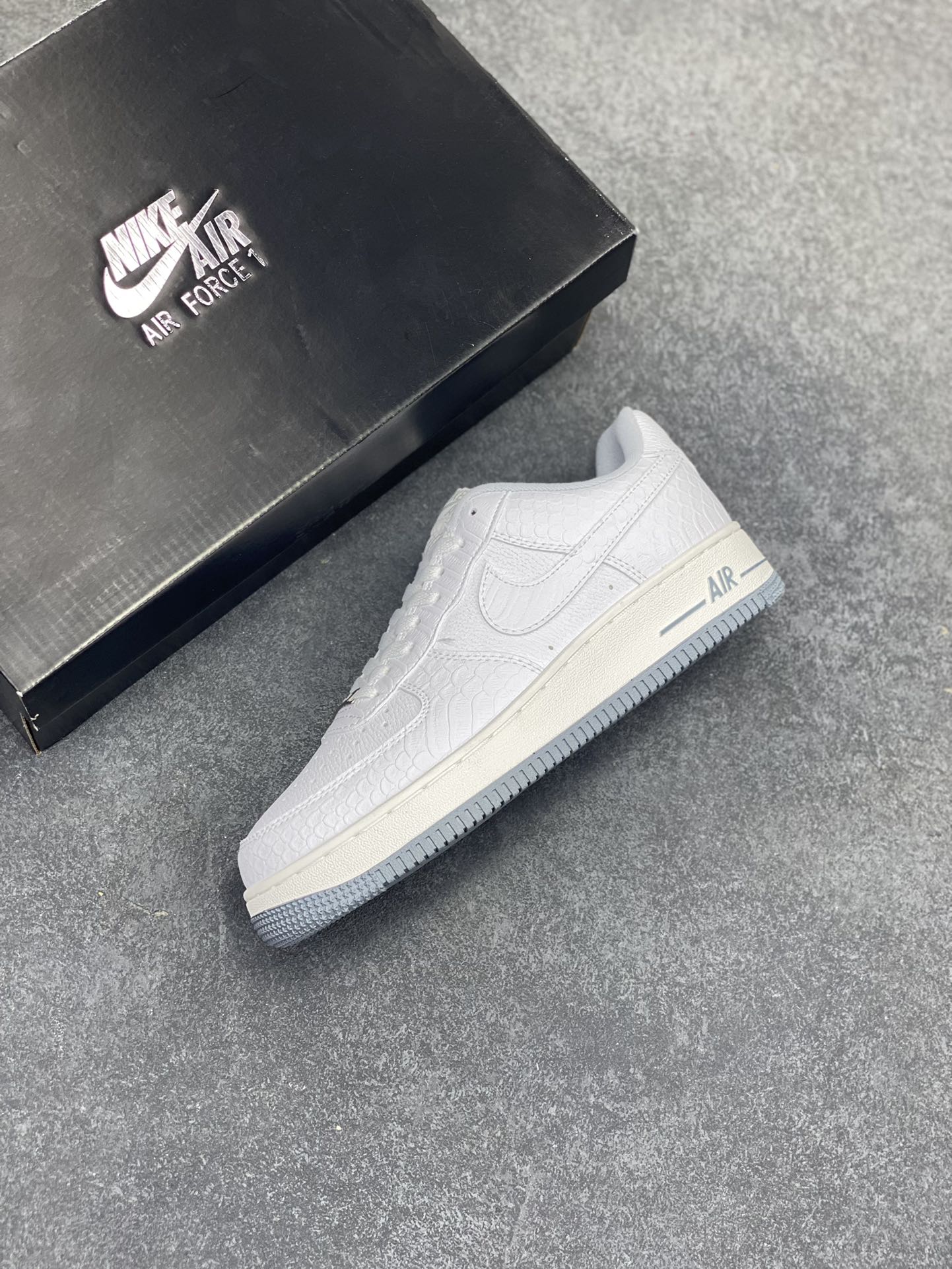 图片[7]-Nike Air Force 1 Low 空军一号低帮百搭休闲运动板鞋。柔软、弹性十足的缓震性能和出色的中底设计，横跨复古与现代的外型结合，造就出风靡全球三十多年的Force 1，直到今天还深受青睐。 货号：DX2678-100 尺码：36 37.5 38 39 40 41 42 43 44 45-选品中心