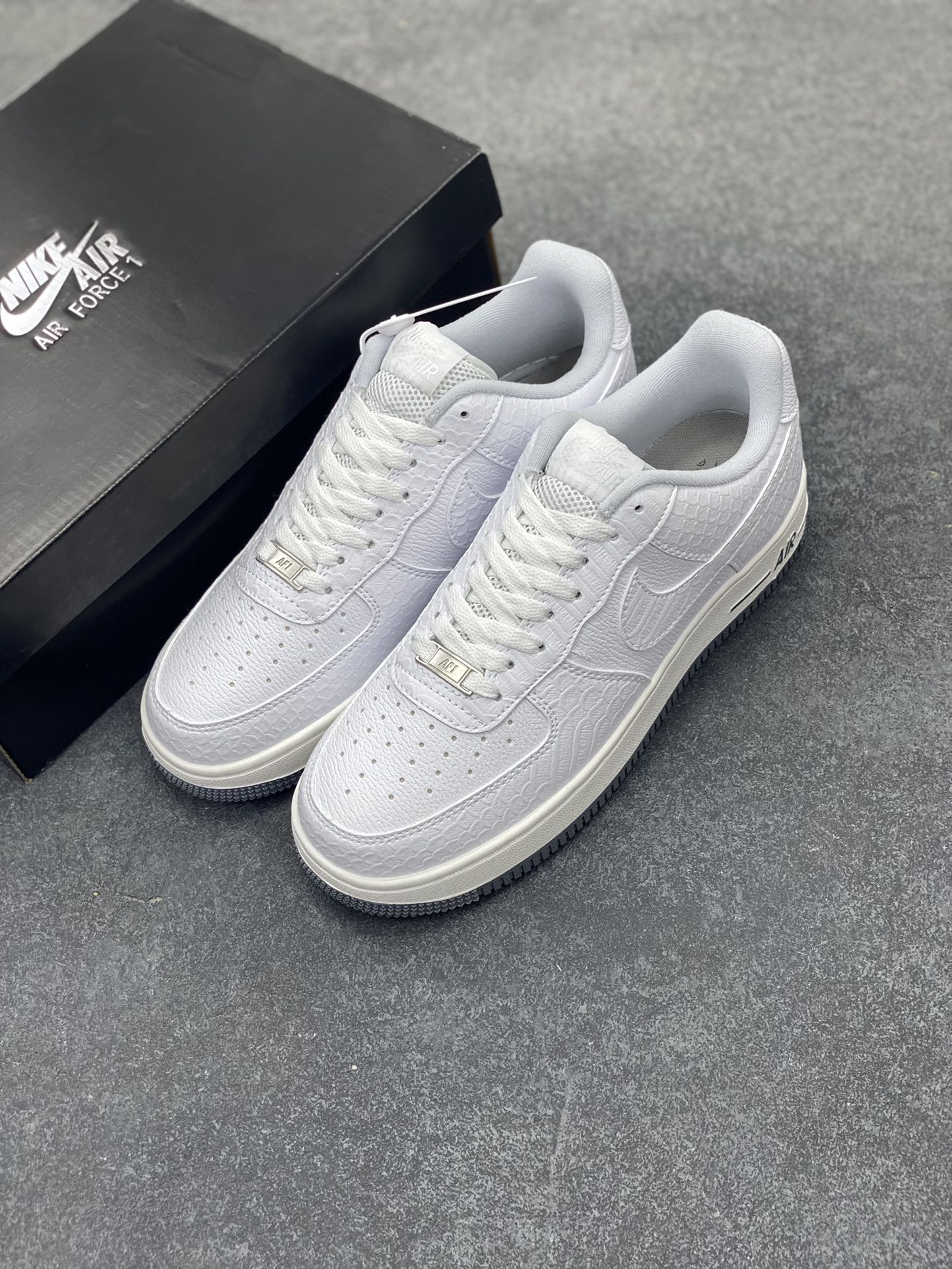 图片[8]-Nike Air Force 1 Low 空军一号低帮百搭休闲运动板鞋。柔软、弹性十足的缓震性能和出色的中底设计，横跨复古与现代的外型结合，造就出风靡全球三十多年的Force 1，直到今天还深受青睐。 货号：DX2678-100 尺码：36 37.5 38 39 40 41 42 43 44 45-选品中心