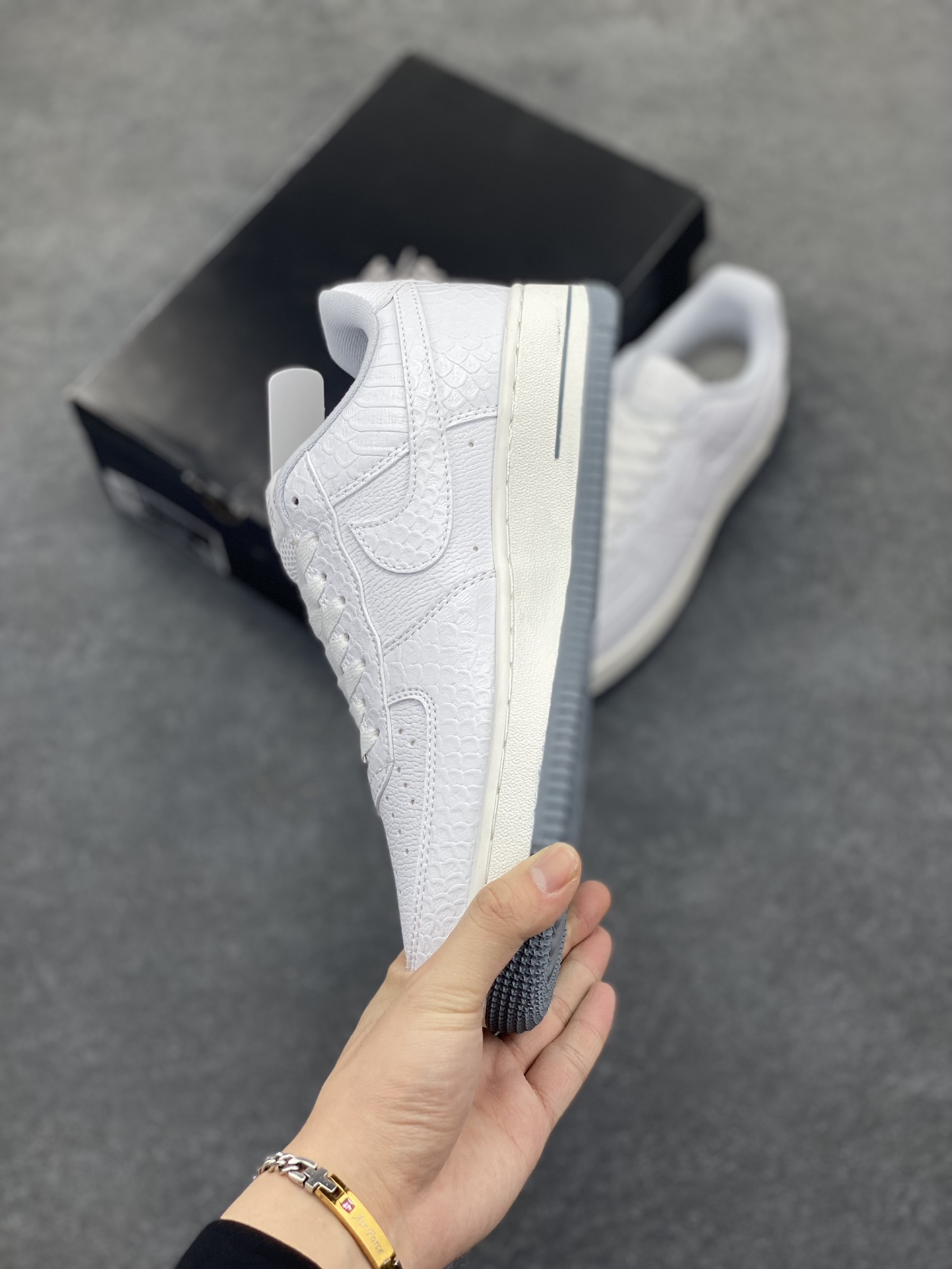 图片[3]-Nike Air Force 1 Low 空军一号低帮百搭休闲运动板鞋。柔软、弹性十足的缓震性能和出色的中底设计，横跨复古与现代的外型结合，造就出风靡全球三十多年的Force 1，直到今天还深受青睐。 货号：DX2678-100 尺码：36 37.5 38 39 40 41 42 43 44 45-选品中心
