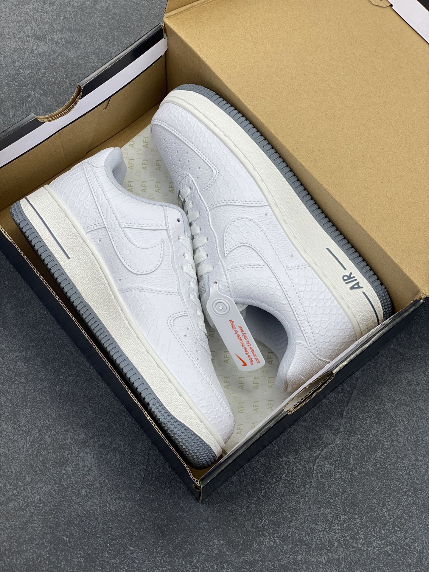 图片[9]-Nike Air Force 1 Low 空军一号低帮百搭休闲运动板鞋。柔软、弹性十足的缓震性能和出色的中底设计，横跨复古与现代的外型结合，造就出风靡全球三十多年的Force 1，直到今天还深受青睐。 货号：DX2678-100 尺码：36 37.5 38 39 40 41 42 43 44 45-选品中心