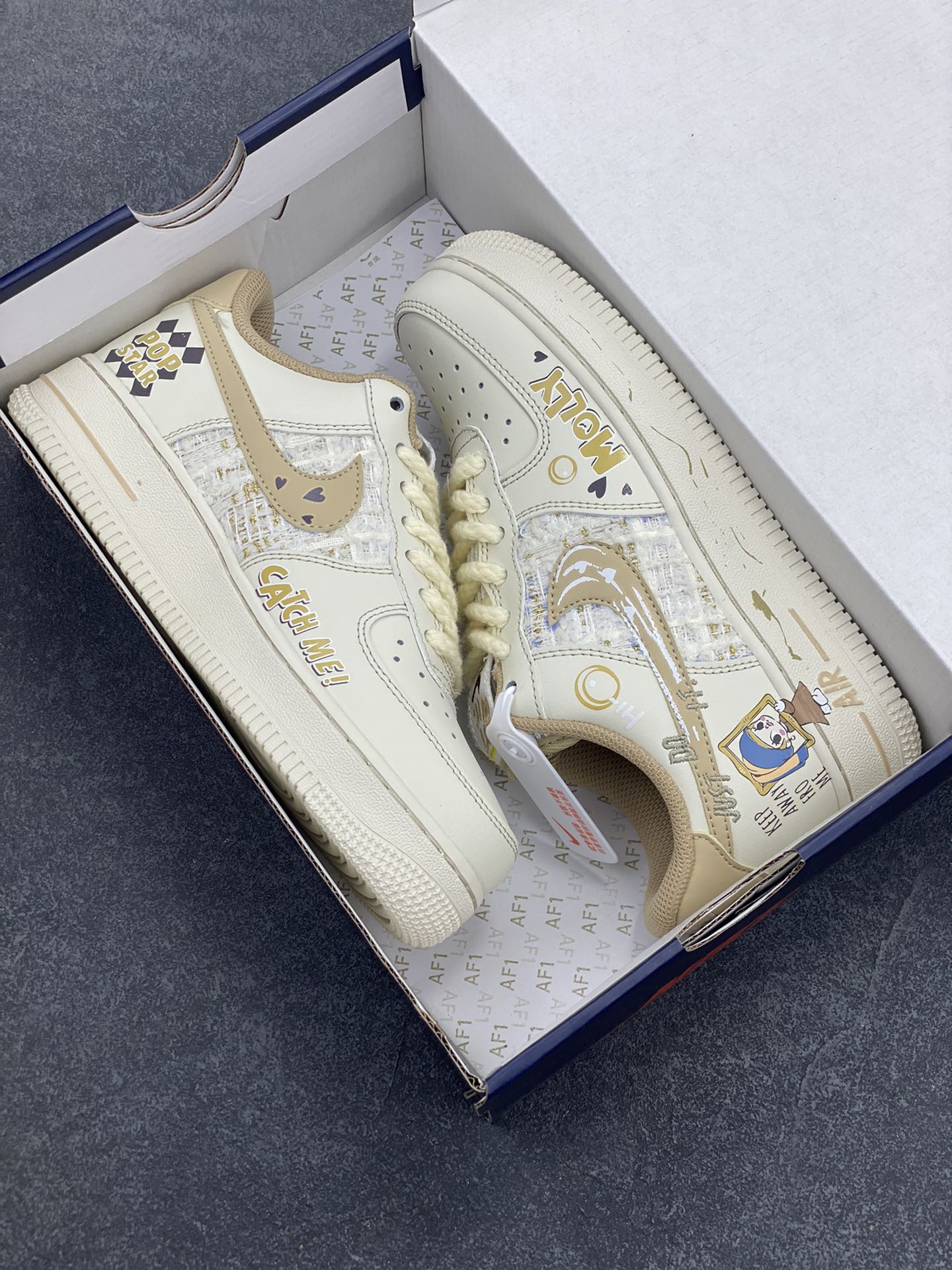 图片[9]-小香风系列“泡泡玛特Molly” Air Force 1’07 Low \”Matt Molly\”空军一号经典低帮百搭休闲运动板鞋 在琳琅满目的潮玩世界里，泡泡玛特的Molly就像一颗闪耀的明星，散发着独特魅力。Molly有着大大的眼睛，眼眸清澈明亮，好似藏着浩瀚星河，眼睫毛又长又翘，根根分明，赋予她一种天真无邪的灵动气质 货号：FJ7740-210 尺码：36 36.5 37.5 38 38.5 39 40 40.5 41 42 42.5 43 44 44.5 45-选品中心