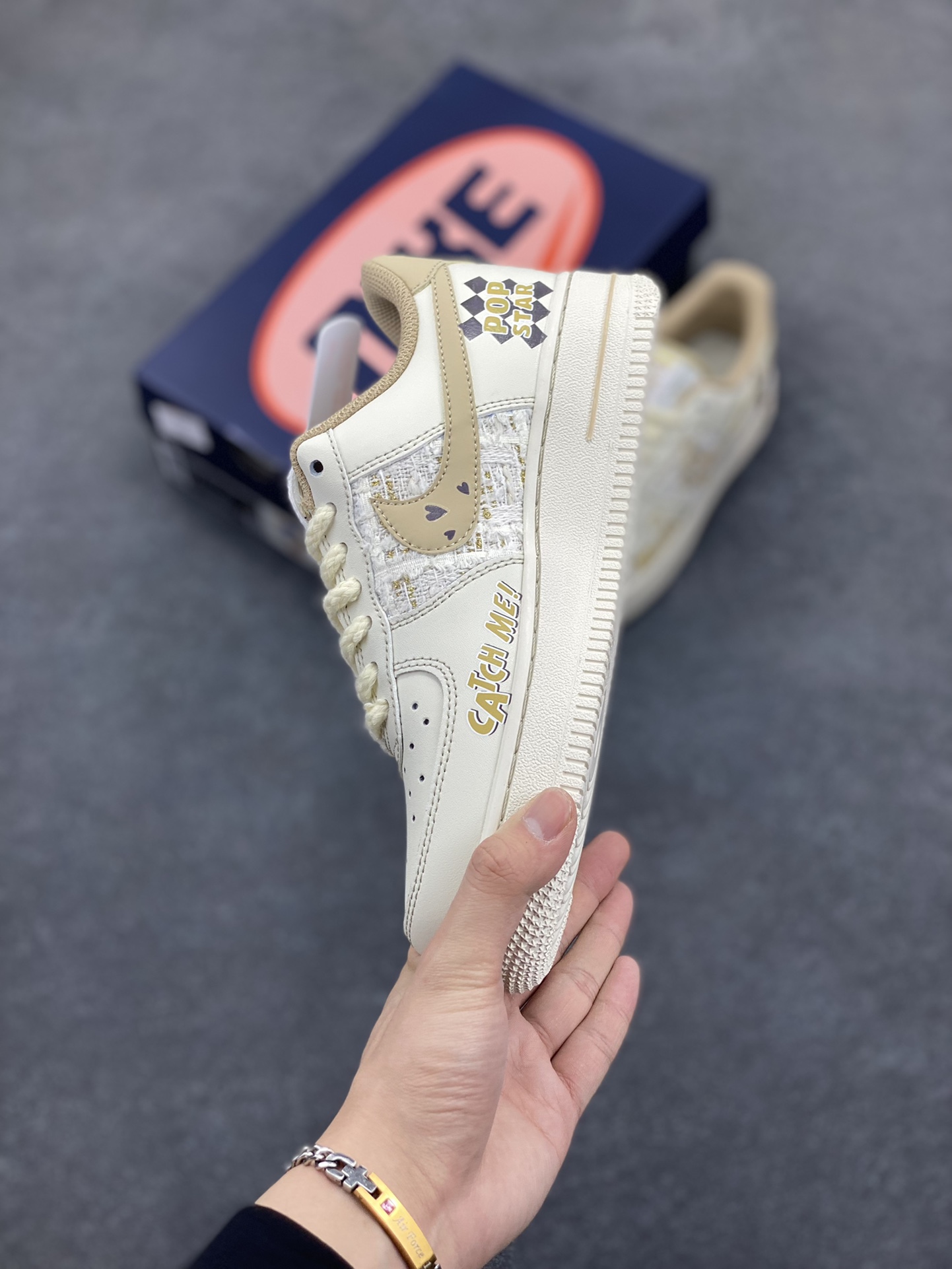 图片[3]-小香风系列“泡泡玛特Molly” Air Force 1’07 Low \”Matt Molly\”空军一号经典低帮百搭休闲运动板鞋 在琳琅满目的潮玩世界里，泡泡玛特的Molly就像一颗闪耀的明星，散发着独特魅力。Molly有着大大的眼睛，眼眸清澈明亮，好似藏着浩瀚星河，眼睫毛又长又翘，根根分明，赋予她一种天真无邪的灵动气质 货号：FJ7740-210 尺码：36 36.5 37.5 38 38.5 39 40 40.5 41 42 42.5 43 44 44.5 45-选品中心