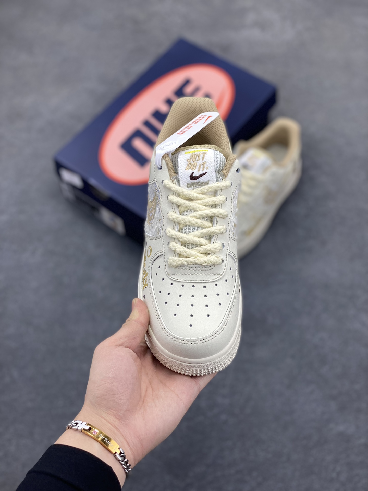 图片[2]-小香风系列“泡泡玛特Molly” Air Force 1’07 Low \”Matt Molly\”空军一号经典低帮百搭休闲运动板鞋 在琳琅满目的潮玩世界里，泡泡玛特的Molly就像一颗闪耀的明星，散发着独特魅力。Molly有着大大的眼睛，眼眸清澈明亮，好似藏着浩瀚星河，眼睫毛又长又翘，根根分明，赋予她一种天真无邪的灵动气质 货号：FJ7740-210 尺码：36 36.5 37.5 38 38.5 39 40 40.5 41 42 42.5 43 44 44.5 45-选品中心