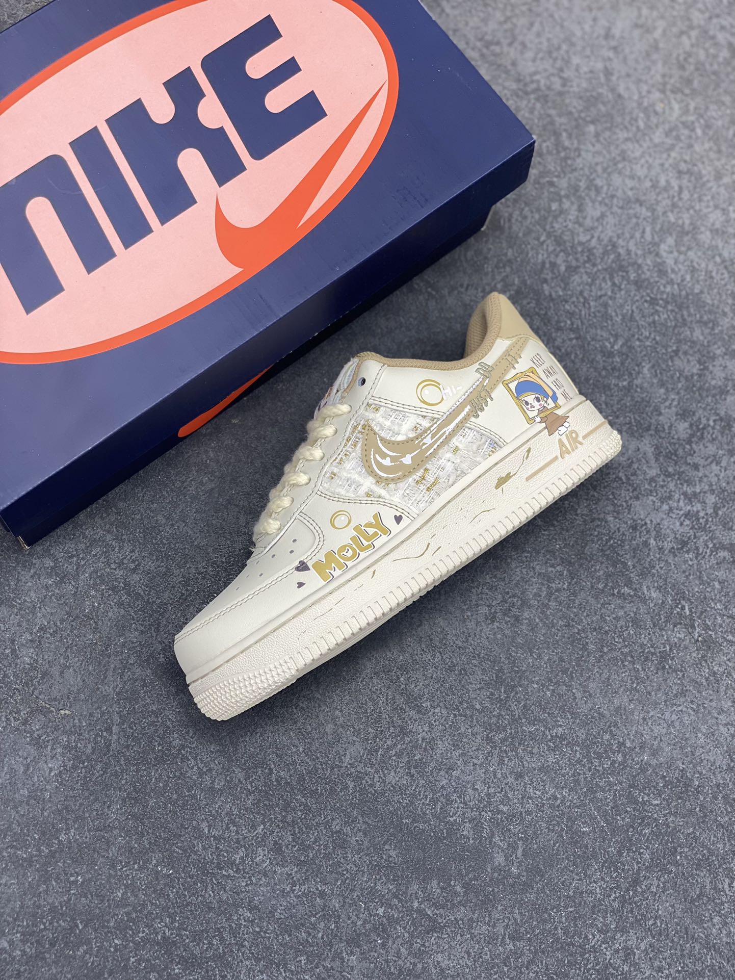 图片[7]-小香风系列“泡泡玛特Molly” Air Force 1’07 Low \”Matt Molly\”空军一号经典低帮百搭休闲运动板鞋 在琳琅满目的潮玩世界里，泡泡玛特的Molly就像一颗闪耀的明星，散发着独特魅力。Molly有着大大的眼睛，眼眸清澈明亮，好似藏着浩瀚星河，眼睫毛又长又翘，根根分明，赋予她一种天真无邪的灵动气质 货号：FJ7740-210 尺码：36 36.5 37.5 38 38.5 39 40 40.5 41 42 42.5 43 44 44.5 45-选品中心