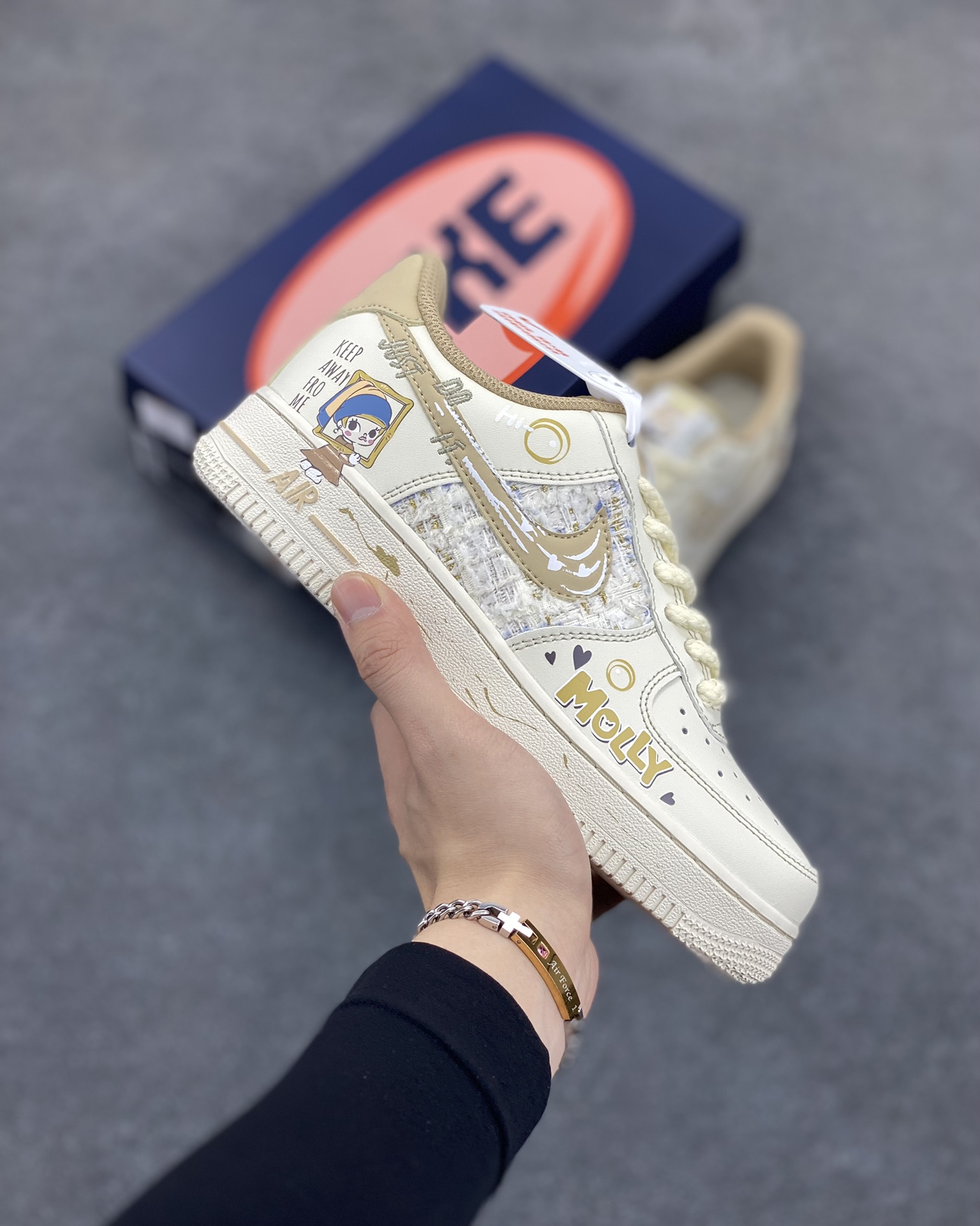 小香风系列“泡泡玛特Molly” Air Force 1’07 Low \”Matt Molly\”空军一号经典低帮百搭休闲运动板鞋 在琳琅满目的潮玩世界里，泡泡玛特的Molly就像一颗闪耀的明星，散发着独特魅力。Molly有着大大的眼睛，眼眸清澈明亮，好似藏着浩瀚星河，眼睫毛又长又翘，根根分明，赋予她一种天真无邪的灵动气质 货号：FJ7740-210 尺码：36 36.5 37.5 38 38.5 39 40 40.5 41 42 42.5 43 44 44.5 45-选品中心